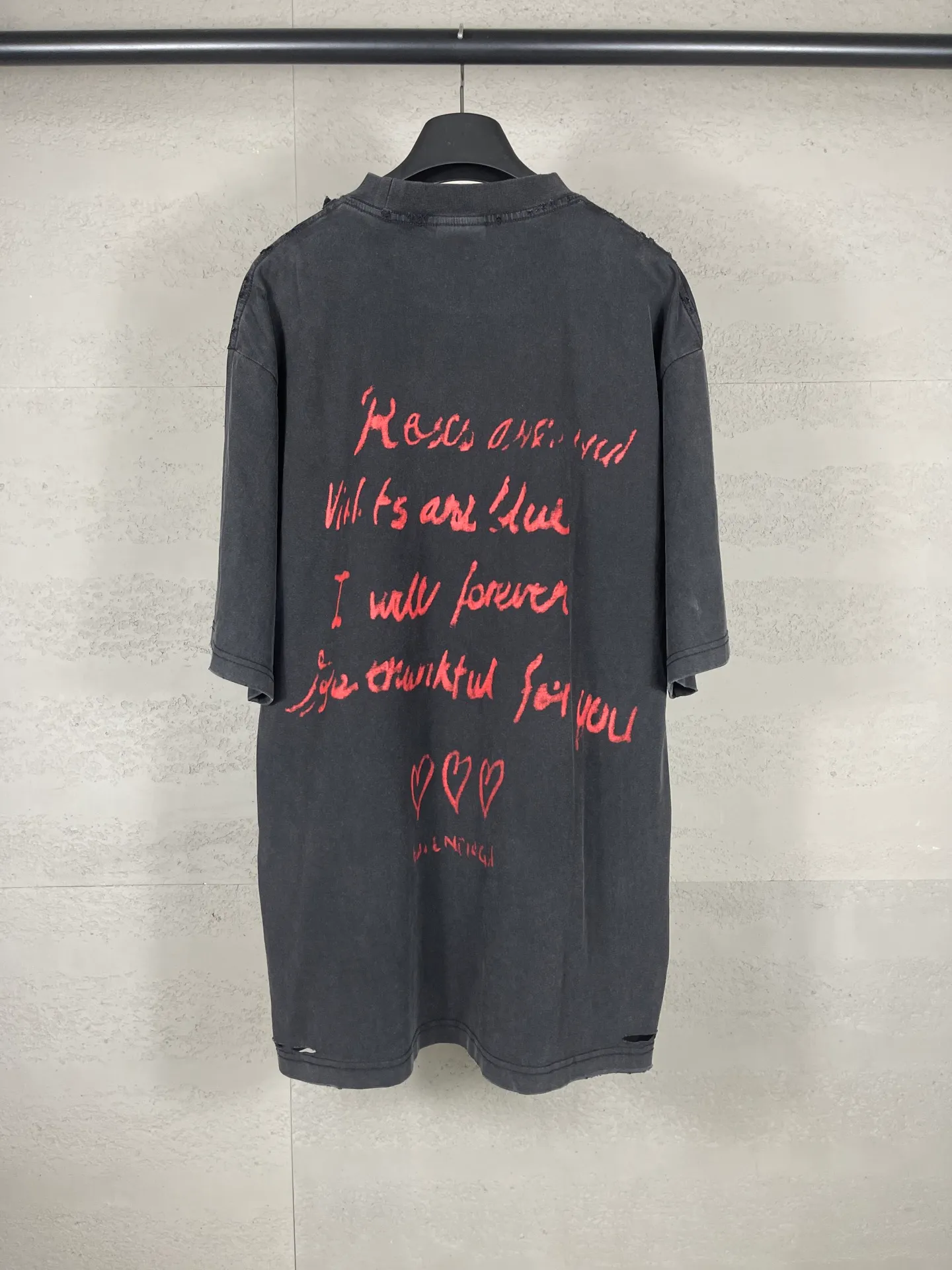 🅿️190 real photos [Top version. Official website quality] BALENCI*GA/Paris.SS25 latest model, Paris Valentine’s Day limited edition. English direct-printed short-sleeved T-shirts on the front and back. Brick cabinet synchronization. Genuine products are developed at the first time. Welcome to compare! . The fabric is made of Paris ZP custom-woven and dyed cotton double yarn. Weighing 260 grams, the cloth surface is clean. The cloth pattern is clear, soft and comfortable. The threads are dyed with no color difference. The printing uses direct-injection environmentally friendly imported materials. The letters are clear and the effect is three-dimensional. The version adopts OS loose shoulder design. Same style for men and women. Code: BL253661 Color: washed black, gray and white. Size: XS S M L