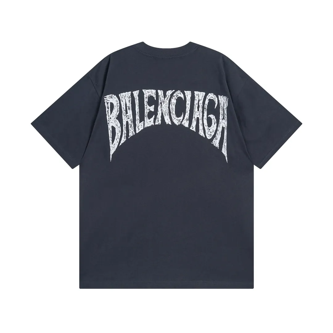 🅿️170 Detailed picture [Top version. Official website quality] BALENCI*GA/Paris. 24SS new sweatshirt, short-sleeved T-shirt with big letters LOGO graffiti on the back. Genuine product is developed at the first time, and the brick cabinet is synchronized. The fabric is made of Paris ZP custom-woven and dyed cotton sweatshirt. The weight is 260 grams, the cloth surface is clean, the cloth pattern is clear, soft and comfortable. The threads are dyed with no color difference. The classic pattern printing uses imported machine direct printing. The effect is three-dimensional and restores the brick cabinet. Different market currencies, welcome to compare. The version adopts OS loose shoulder design. Same style for men and women. Code: BL23301 Color: gray blue. White. Size: XS to L