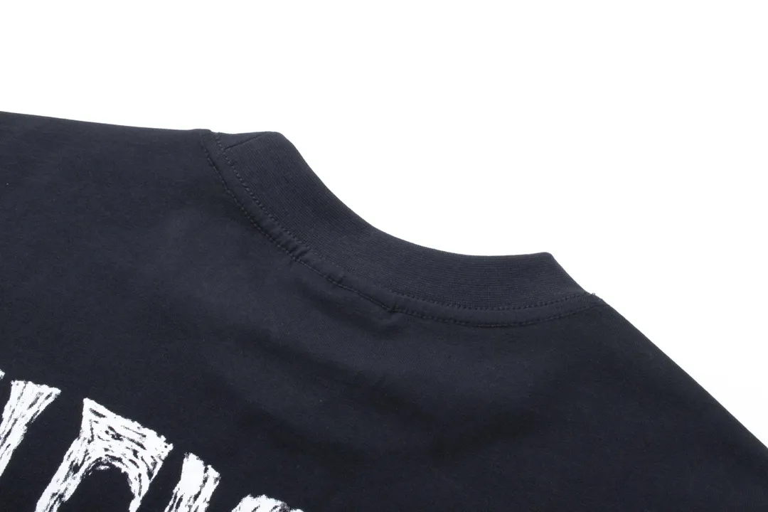 🅿️170 Detailed picture [Top version. Official website quality] BALENCI*GA/Paris. 24SS new sweatshirt, short-sleeved T-shirt with big letters LOGO graffiti on the back. Genuine product is developed at the first time, and the brick cabinet is synchronized. The fabric is made of Paris ZP custom-woven and dyed cotton sweatshirt. The weight is 260 grams, the cloth surface is clean, the cloth pattern is clear, soft and comfortable. The threads are dyed with no color difference. The classic pattern printing uses imported machine direct printing. The effect is three-dimensional and restores the brick cabinet. Different market currencies, welcome to compare. The version adopts OS loose shoulder design. Same style for men and women. Code: BL23301 Color: gray blue. White. Size: XS to L