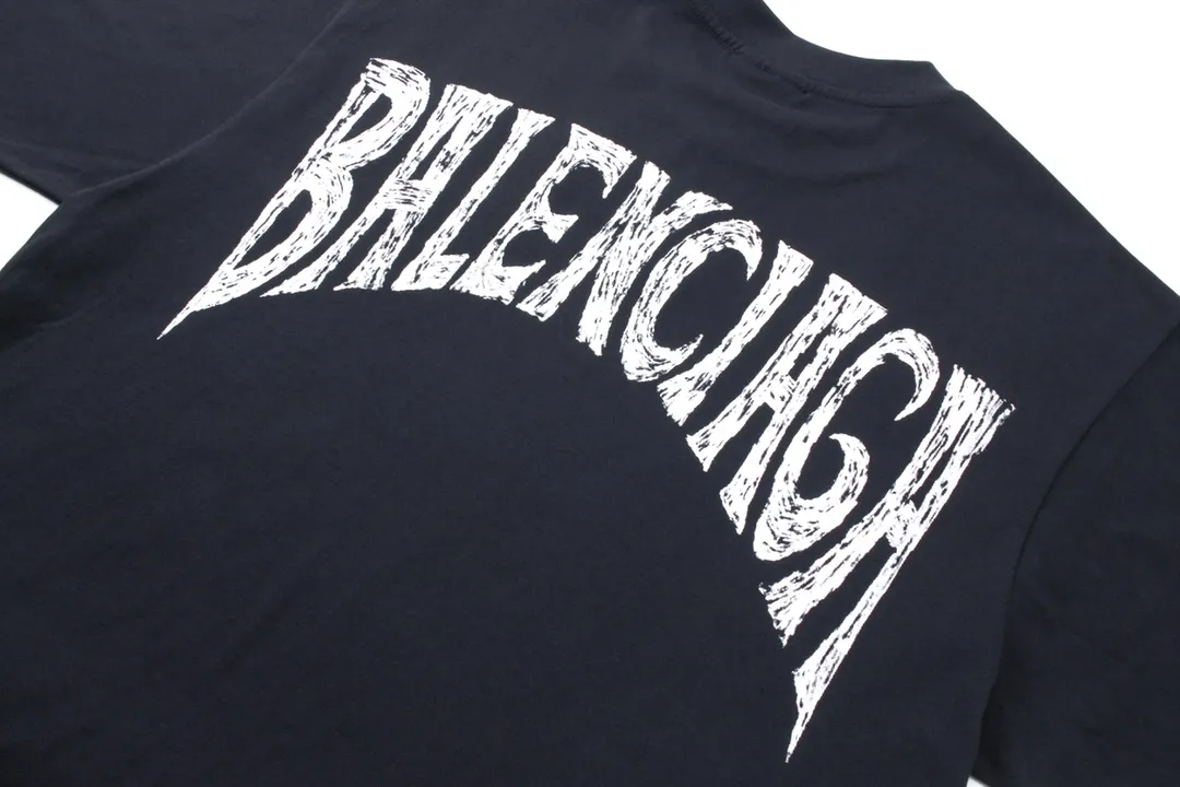 🅿️170 Detailed picture [Top version. Official website quality] BALENCI*GA/Paris. 24SS new sweatshirt, short-sleeved T-shirt with big letters LOGO graffiti on the back. Genuine product is developed at the first time, and the brick cabinet is synchronized. The fabric is made of Paris ZP custom-woven and dyed cotton sweatshirt. The weight is 260 grams, the cloth surface is clean, the cloth pattern is clear, soft and comfortable. The threads are dyed with no color difference. The classic pattern printing uses imported machine direct printing. The effect is three-dimensional and restores the brick cabinet. Different market currencies, welcome to compare. The version adopts OS loose shoulder design. Same style for men and women. Code: BL23301 Color: gray blue. White. Size: XS to L