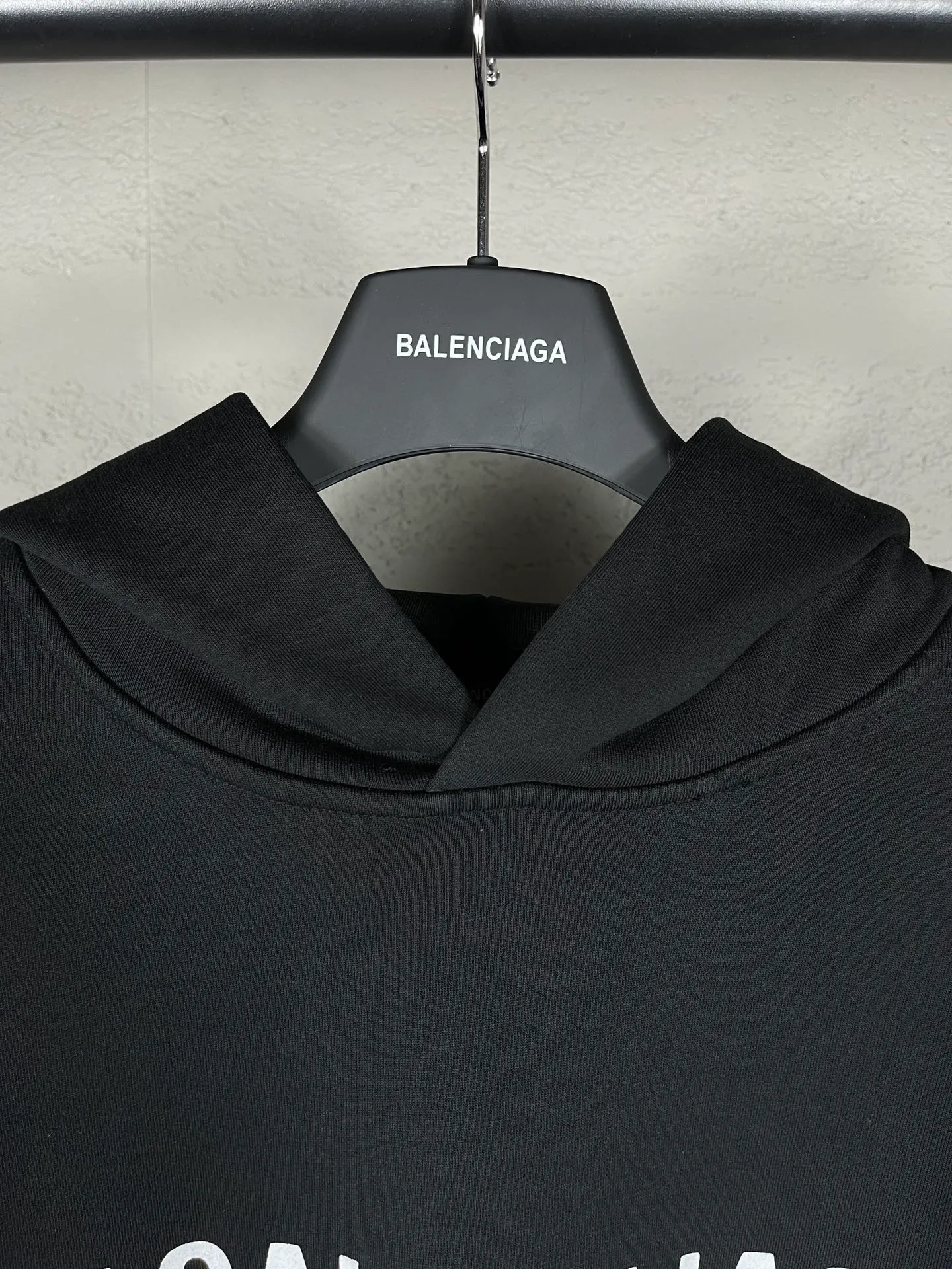 🅿️290 real photos [Top version. Official website quality] BALENCI*GA/Paris BALENCI*GA#2023 new autumn and winter style, front-printed reverse mirror LOGO hooded sweatshirt. Brick cabinet synchronization. The fabric is made of Paris ZP custom-woven and dyed cotton sweatshirt. The weight is 450 grams. The cloth surface is clean. The cloth pattern is clear. Soft and comfortable. Good color fastness. Not easy to change color. The threads are woven and dyed with no color difference. The printing uses imported environmentally friendly rubber paddles, precision stencils, fine LOGO letters, clear letters, no burrs, and a three-dimensional effect. Restore brick cabinet. The version adopts OS loose shoulder version. Same style for men and women. Code: BL238069 Color: black. Size: XS S M L