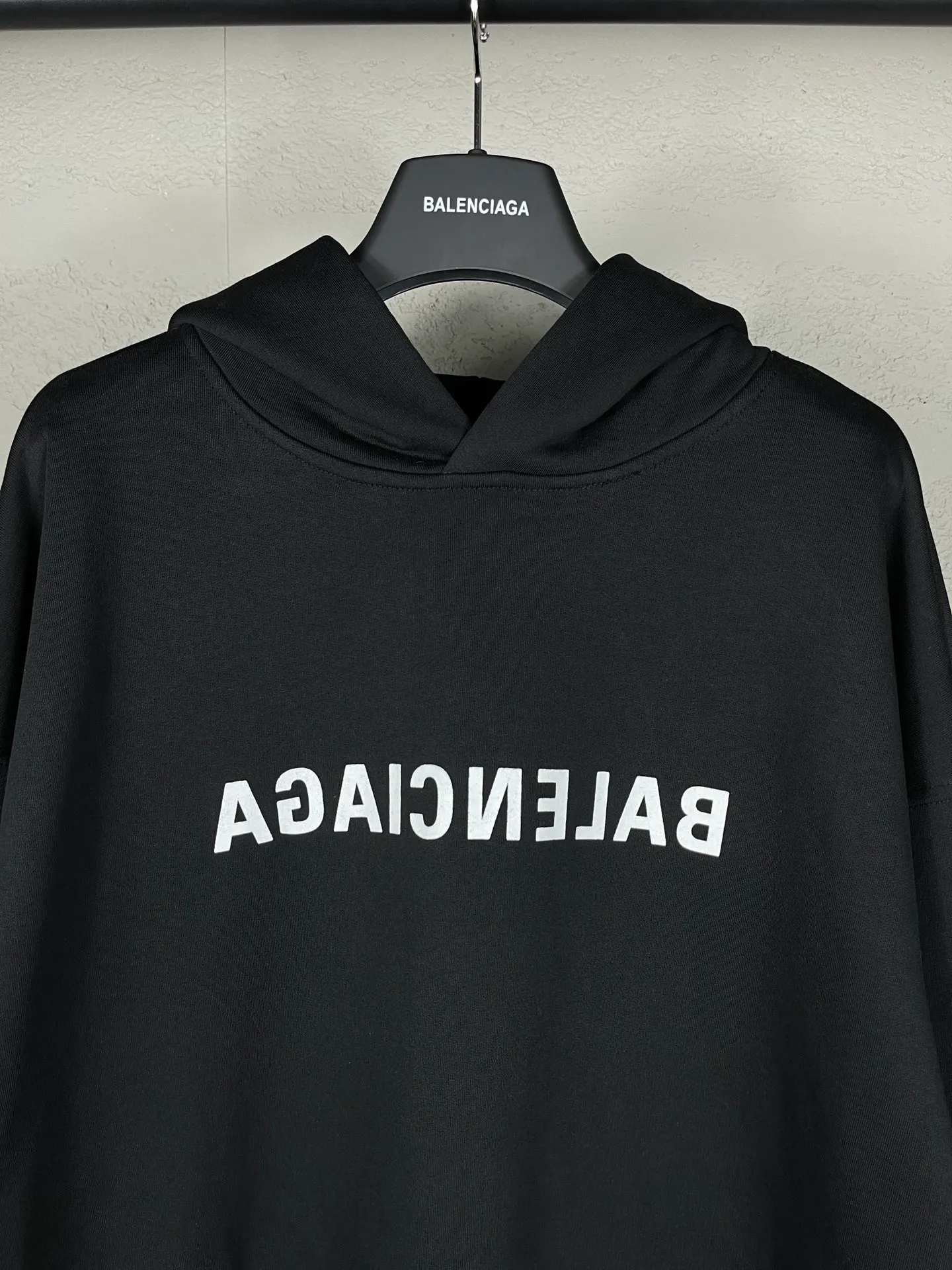 🅿️290 real photos [Top version. Official website quality] BALENCI*GA/Paris BALENCI*GA#2023 new autumn and winter style, front-printed reverse mirror LOGO hooded sweatshirt. Brick cabinet synchronization. The fabric is made of Paris ZP custom-woven and dyed cotton sweatshirt. The weight is 450 grams. The cloth surface is clean. The cloth pattern is clear. Soft and comfortable. Good color fastness. Not easy to change color. The threads are woven and dyed with no color difference. The printing uses imported environmentally friendly rubber paddles, precision stencils, fine LOGO letters, clear letters, no burrs, and a three-dimensional effect. Restore brick cabinet. The version adopts OS loose shoulder version. Same style for men and women. Code: BL238069 Color: black. Size: XS S M L