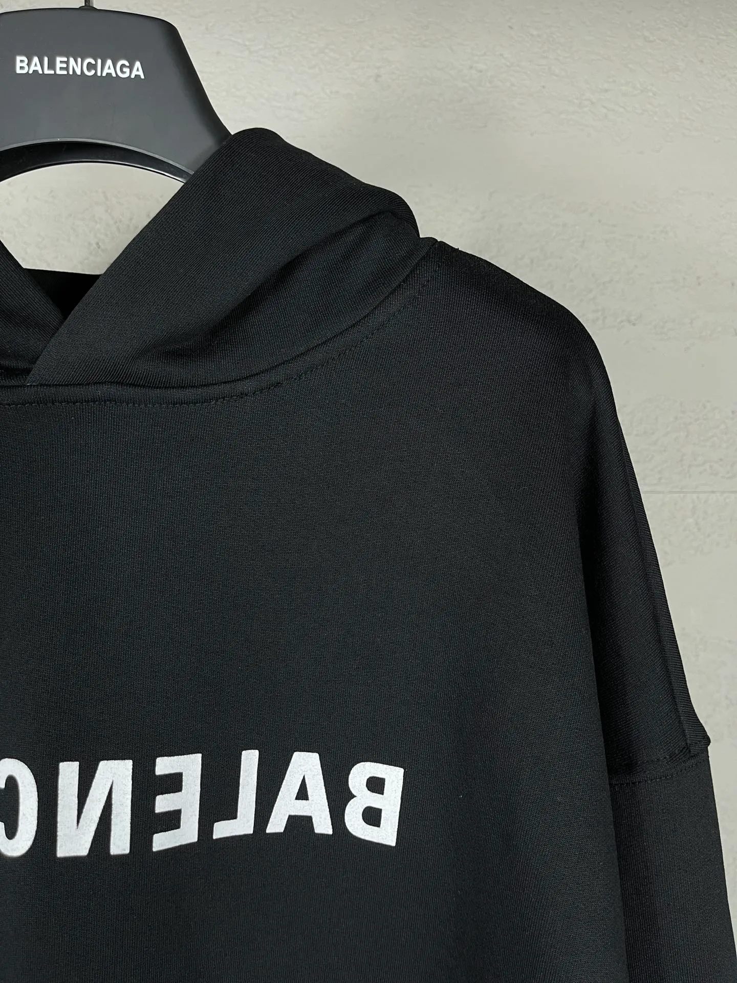 🅿️290 real photos [Top version. Official website quality] BALENCI*GA/Paris BALENCI*GA#2023 new autumn and winter style, front-printed reverse mirror LOGO hooded sweatshirt. Brick cabinet synchronization. The fabric is made of Paris ZP custom-woven and dyed cotton sweatshirt. The weight is 450 grams. The cloth surface is clean. The cloth pattern is clear. Soft and comfortable. Good color fastness. Not easy to change color. The threads are woven and dyed with no color difference. The printing uses imported environmentally friendly rubber paddles, precision stencils, fine LOGO letters, clear letters, no burrs, and a three-dimensional effect. Restore brick cabinet. The version adopts OS loose shoulder version. Same style for men and women. Code: BL238069 Color: black. Size: XS S M L