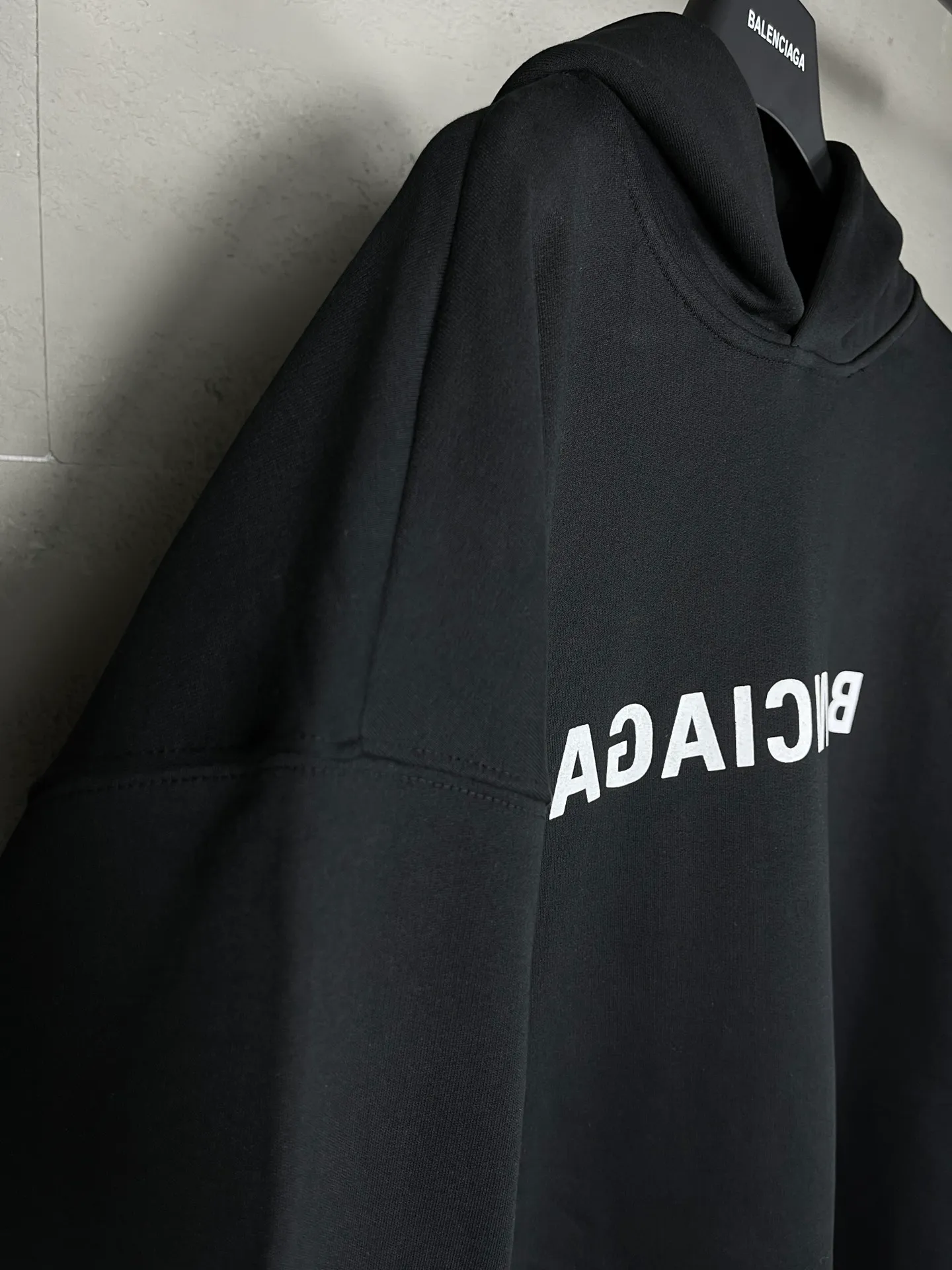 🅿️290 real photos [Top version. Official website quality] BALENCI*GA/Paris BALENCI*GA#2023 new autumn and winter style, front-printed reverse mirror LOGO hooded sweatshirt. Brick cabinet synchronization. The fabric is made of Paris ZP custom-woven and dyed cotton sweatshirt. The weight is 450 grams. The cloth surface is clean. The cloth pattern is clear. Soft and comfortable. Good color fastness. Not easy to change color. The threads are woven and dyed with no color difference. The printing uses imported environmentally friendly rubber paddles, precision stencils, fine LOGO letters, clear letters, no burrs, and a three-dimensional effect. Restore brick cabinet. The version adopts OS loose shoulder version. Same style for men and women. Code: BL238069 Color: black. Size: XS S M L