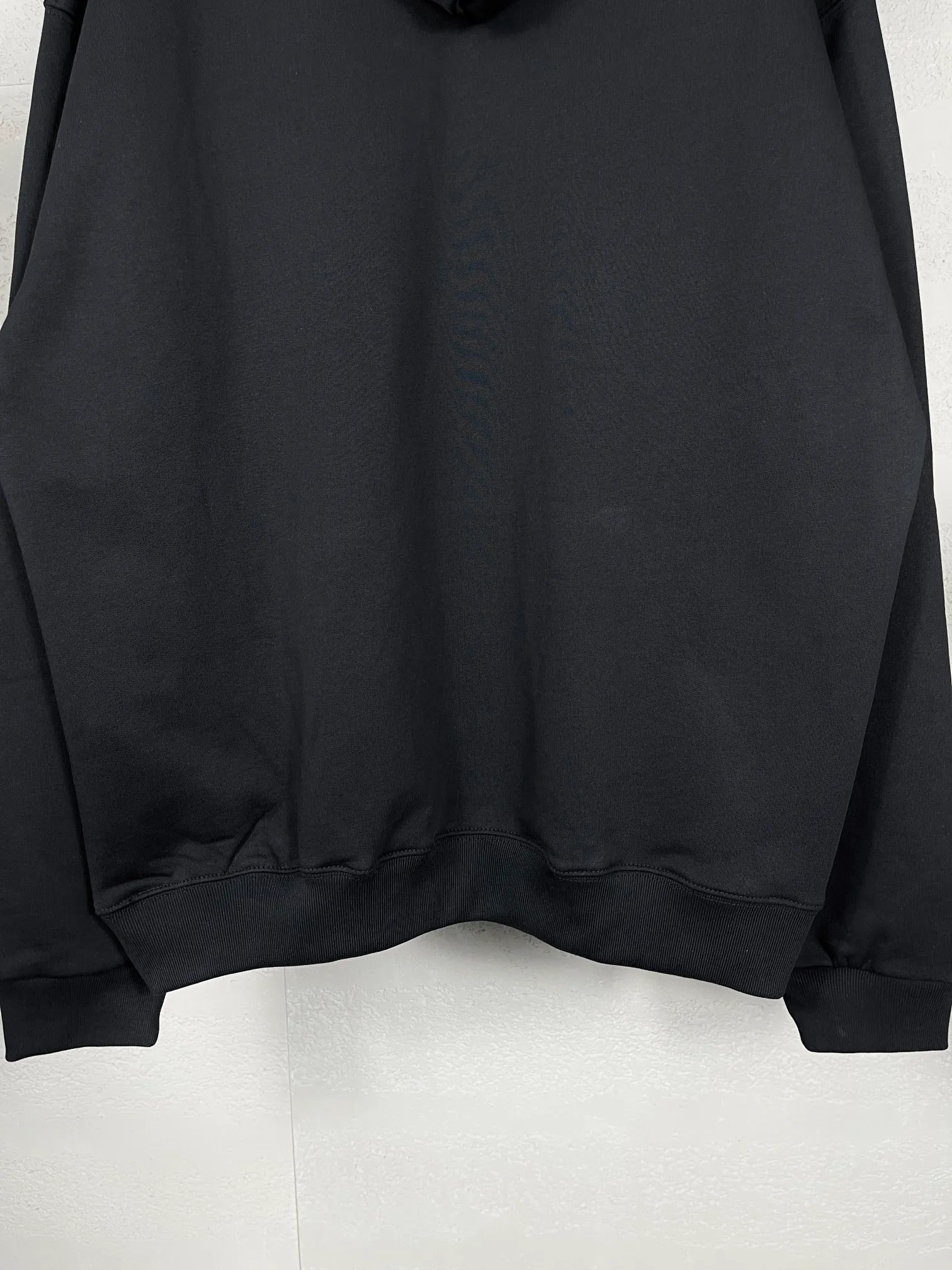 🅿️290 real photos [Top version. Official website quality] BALENCI*GA/Paris BALENCI*GA#2023 new autumn and winter style, front-printed reverse mirror LOGO hooded sweatshirt. Brick cabinet synchronization. The fabric is made of Paris ZP custom-woven and dyed cotton sweatshirt. The weight is 450 grams. The cloth surface is clean. The cloth pattern is clear. Soft and comfortable. Good color fastness. Not easy to change color. The threads are woven and dyed with no color difference. The printing uses imported environmentally friendly rubber paddles, precision stencils, fine LOGO letters, clear letters, no burrs, and a three-dimensional effect. Restore brick cabinet. The version adopts OS loose shoulder version. Same style for men and women. Code: BL238069 Color: black. Size: XS S M L