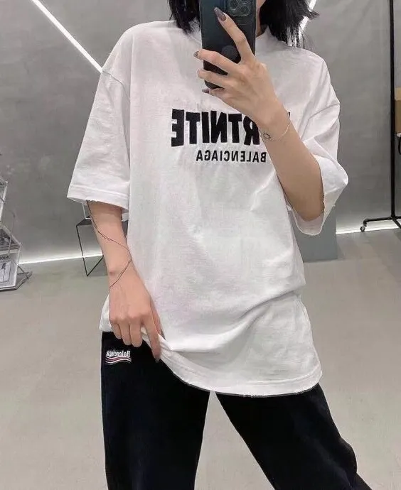 ♻️💯Reference model picture for the upper body❤️The top tested version of BALENCIAGA FORTNITE 10000 needle embroidery for men and women, the same style pure cotton loose short-sleeved T-shirt. The printing on the front and back are all made of 3S cherry blossom thread, and the machine uses Tajima embroidery machine imported from Japan. You can see the accuracy of the embroidery. There are no connecting lines between each letter, and the mold is arranged separately. Each letter/word is a printing group. The thread is cut after being embroidered, and there is absolutely no connecting line to embroider the next group. Therefore, the overall printing is refreshing and clear. The cost is huge, and the front and back printing takes an average of 10 minutes per set. One machine can produce 6 pieces per hour. The fabric is made of 24S 260g double yarn cotton fabric, which is full of drape and has good sweat absorption and breathability. Color: black, red Size: XS-L P:280
