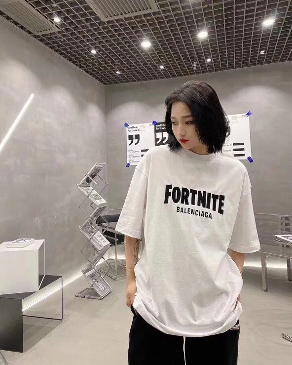 ♻️💯Reference model picture for the upper body❤️The top tested version of BALENCIAGA FORTNITE 10000 needle embroidery for men and women, the same style pure cotton loose short-sleeved T-shirt. The printing on the front and back are all made of 3S cherry blossom thread, and the machine uses Tajima embroidery machine imported from Japan. You can see the accuracy of the embroidery. There are no connecting lines between each letter, and the mold is arranged separately. Each letter/word is a printing group. The thread is cut after being embroidered, and there is absolutely no connecting line to embroider the next group. Therefore, the overall printing is refreshing and clear. The cost is huge, and the front and back printing takes an average of 10 minutes per set. One machine can produce 6 pieces per hour. The fabric is made of 24S 260g double yarn cotton fabric, which is full of drape and has good sweat absorption and breathability. Color: black, red Size: XS-L P:280