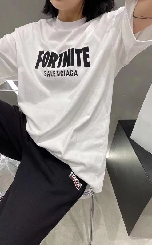 ♻️💯Reference model picture for the upper body❤️The top tested version of BALENCIAGA FORTNITE 10000 needle embroidery for men and women, the same style pure cotton loose short-sleeved T-shirt. The printing on the front and back are all made of 3S cherry blossom thread, and the machine uses Tajima embroidery machine imported from Japan. You can see the accuracy of the embroidery. There are no connecting lines between each letter, and the mold is arranged separately. Each letter/word is a printing group. The thread is cut after being embroidered, and there is absolutely no connecting line to embroider the next group. Therefore, the overall printing is refreshing and clear. The cost is huge, and the front and back printing takes an average of 10 minutes per set. One machine can produce 6 pieces per hour. The fabric is made of 24S 260g double yarn cotton fabric, which is full of drape and has good sweat absorption and breathability. Color: black, red Size: XS-L P:280