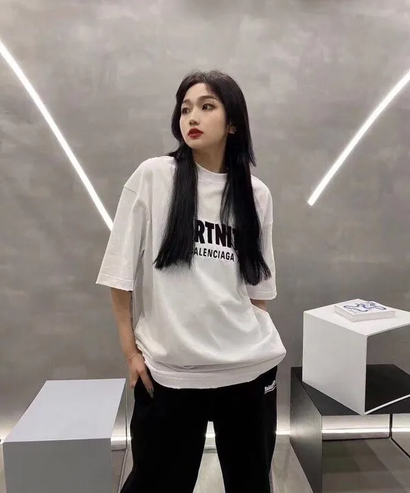 ♻️💯Reference model picture for the upper body❤️The top tested version of BALENCIAGA FORTNITE 10000 needle embroidery for men and women, the same style pure cotton loose short-sleeved T-shirt. The printing on the front and back are all made of 3S cherry blossom thread, and the machine uses Tajima embroidery machine imported from Japan. You can see the accuracy of the embroidery. There are no connecting lines between each letter, and the mold is arranged separately. Each letter/word is a printing group. The thread is cut after being embroidered, and there is absolutely no connecting line to embroider the next group. Therefore, the overall printing is refreshing and clear. The cost is huge, and the front and back printing takes an average of 10 minutes per set. One machine can produce 6 pieces per hour. The fabric is made of 24S 260g double yarn cotton fabric, which is full of drape and has good sweat absorption and breathability. Color: black, red Size: XS-L P:280