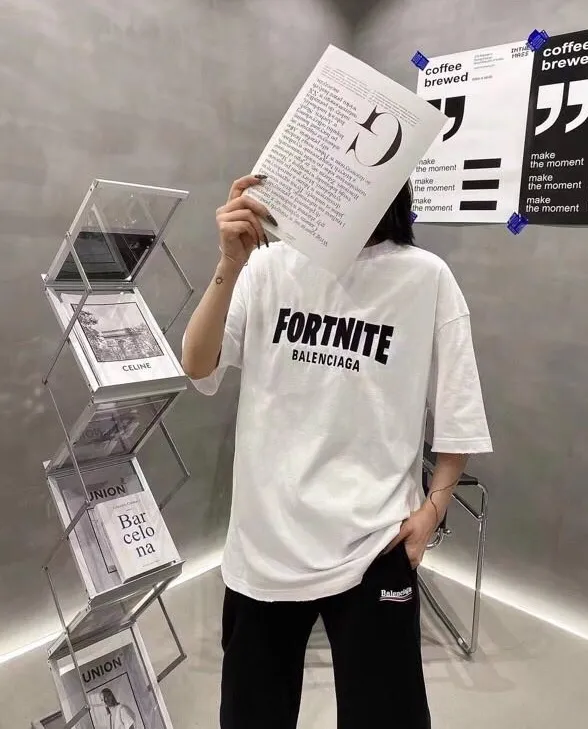 ♻️💯Reference model picture for the upper body❤️The top tested version of BALENCIAGA FORTNITE 10000 needle embroidery for men and women, the same style pure cotton loose short-sleeved T-shirt. The printing on the front and back are all made of 3S cherry blossom thread, and the machine uses Tajima embroidery machine imported from Japan. You can see the accuracy of the embroidery. There are no connecting lines between each letter, and the mold is arranged separately. Each letter/word is a printing group. The thread is cut after being embroidered, and there is absolutely no connecting line to embroider the next group. Therefore, the overall printing is refreshing and clear. The cost is huge, and the front and back printing takes an average of 10 minutes per set. One machine can produce 6 pieces per hour. The fabric is made of 24S 260g double yarn cotton fabric, which is full of drape and has good sweat absorption and breathability. Color: black, red Size: XS-L P:280