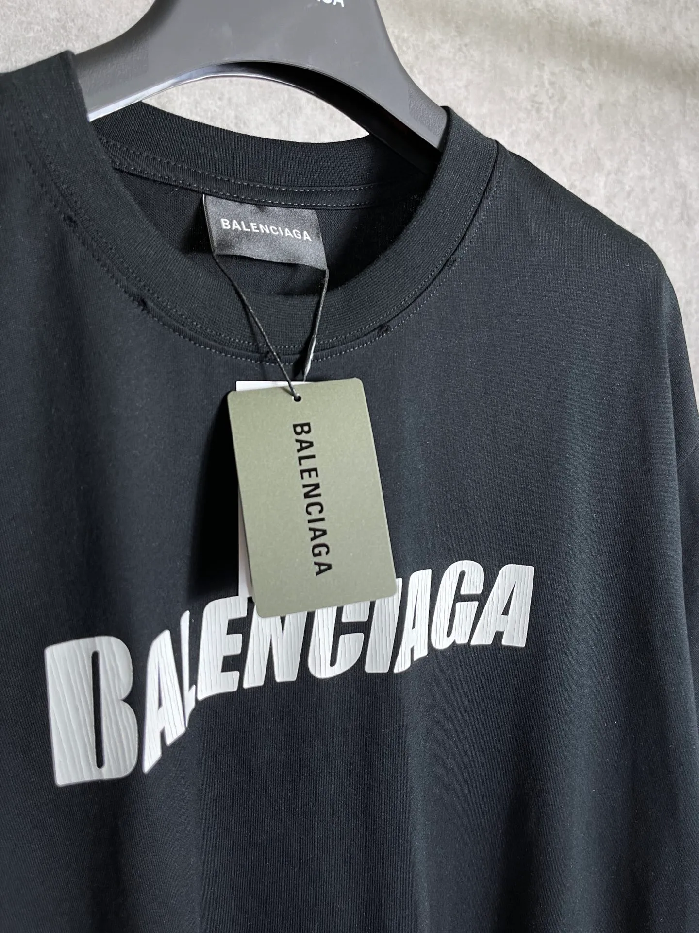 🅿️166 Real photos [Top version. Official website quality] BALENCI*GA/Paris. 2023 new style. Classic letter LOGO printed distressed short-sleeved T-shirt. Brick cabinet synchronization. The fabric is made of Paris ZP custom-woven and dyed 100% cotton double yarn compact cotton. The weight is 260 grams, the cloth surface is clean. The cloth pattern is clear, soft and comfortable. The threads are dyed with no color difference. The classic pattern is printed with environmentally friendly imported materials and precision printing screens, with clear letters and three-dimensional effect. Restored brick cabinet. The garments are hand-worn and distressed by many people. Different market currency. Welcome to compare. The version adopts OS loose shoulder design. Same style for men and women. Coding: BL223072 Color: black, coffee, pink, white, fruit green, navy Size: XS to L