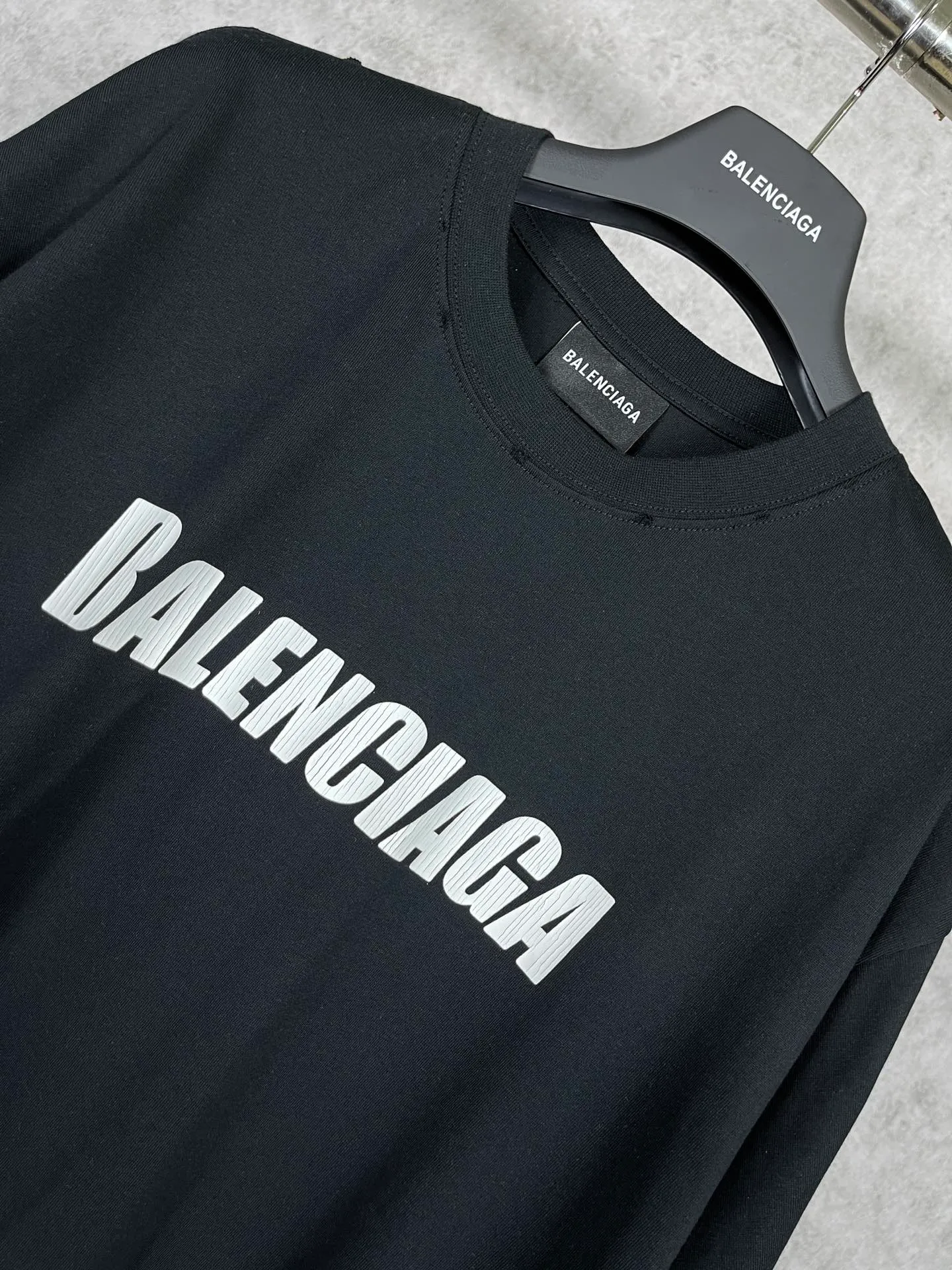 🅿️166 Real photos [Top version. Official website quality] BALENCI*GA/Paris. 2023 new style. Classic letter LOGO printed distressed short-sleeved T-shirt. Brick cabinet synchronization. The fabric is made of Paris ZP custom-woven and dyed 100% cotton double yarn compact cotton. The weight is 260 grams, the cloth surface is clean. The cloth pattern is clear, soft and comfortable. The threads are dyed with no color difference. The classic pattern is printed with environmentally friendly imported materials and precision printing screens, with clear letters and three-dimensional effect. Restored brick cabinet. The garments are hand-worn and distressed by many people. Different market currency. Welcome to compare. The version adopts OS loose shoulder design. Same style for men and women. Coding: BL223072 Color: black, coffee, pink, white, fruit green, navy Size: XS to L