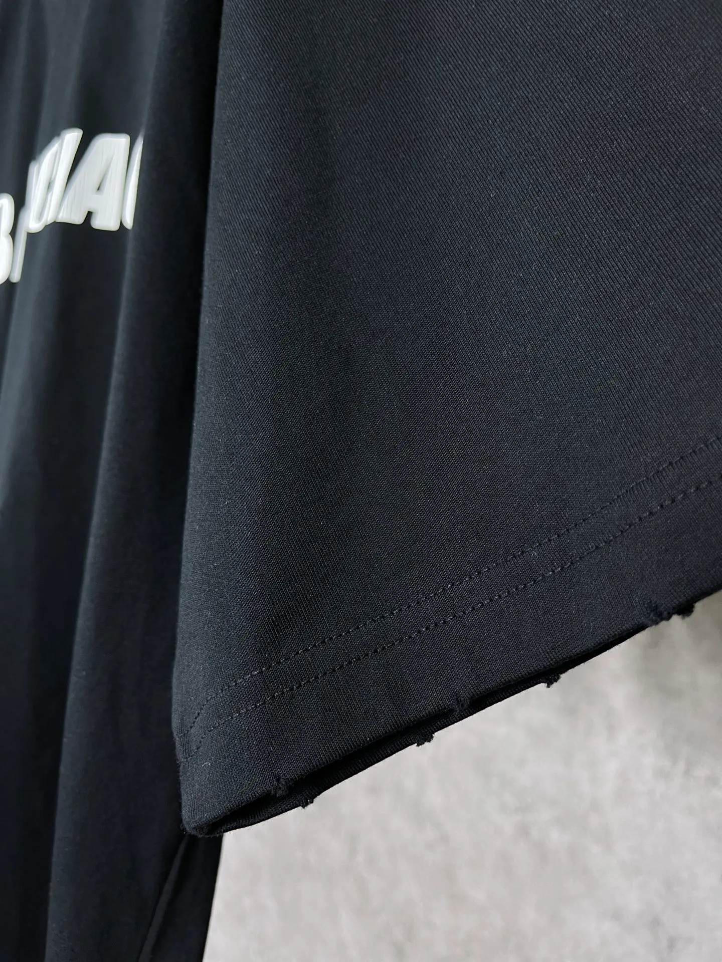 🅿️166 Real photos [Top version. Official website quality] BALENCI*GA/Paris. 2023 new style. Classic letter LOGO printed distressed short-sleeved T-shirt. Brick cabinet synchronization. The fabric is made of Paris ZP custom-woven and dyed 100% cotton double yarn compact cotton. The weight is 260 grams, the cloth surface is clean. The cloth pattern is clear, soft and comfortable. The threads are dyed with no color difference. The classic pattern is printed with environmentally friendly imported materials and precision printing screens, with clear letters and three-dimensional effect. Restored brick cabinet. The garments are hand-worn and distressed by many people. Different market currency. Welcome to compare. The version adopts OS loose shoulder design. Same style for men and women. Coding: BL223072 Color: black, coffee, pink, white, fruit green, navy Size: XS to L