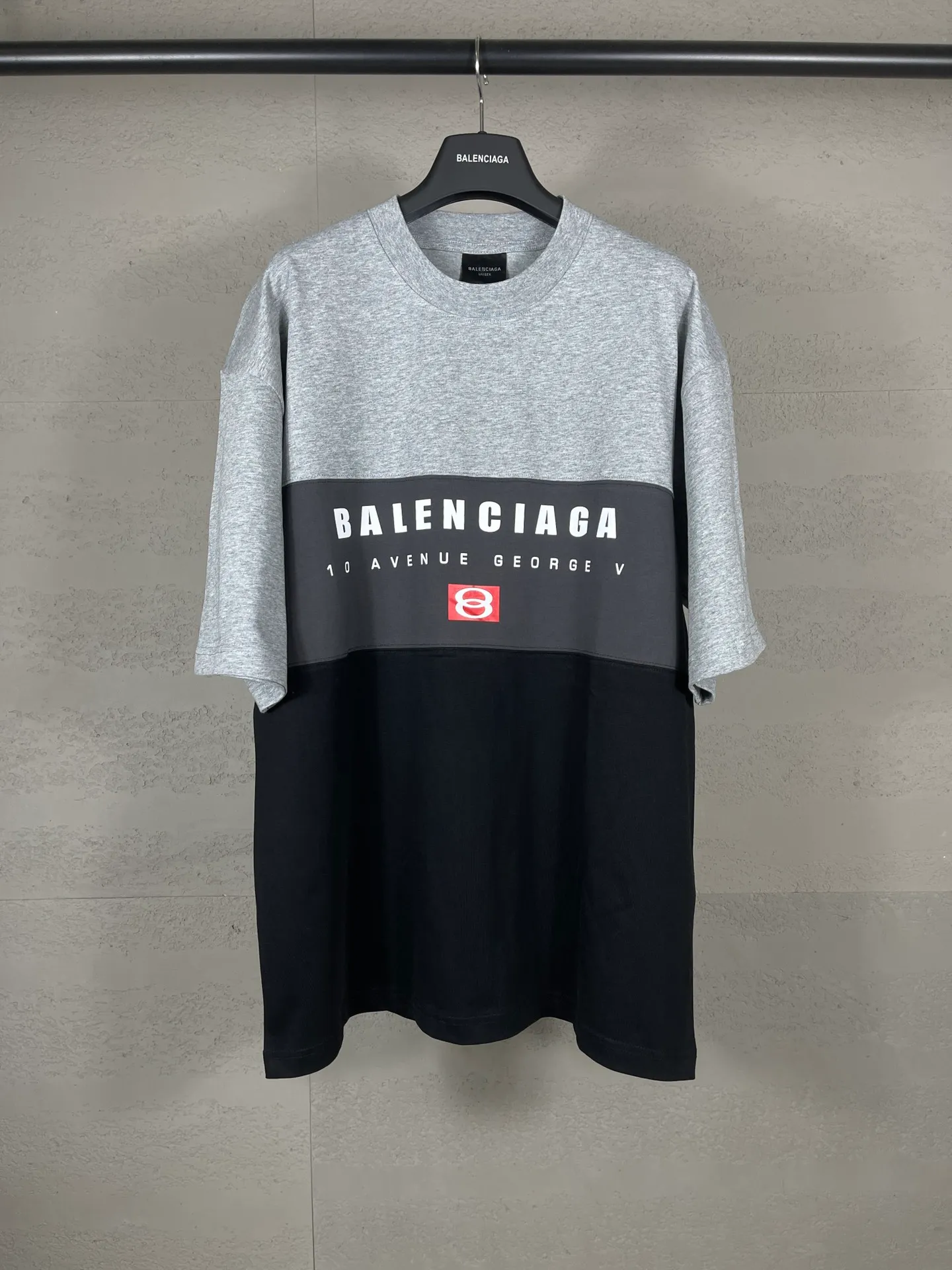 🅿️206 Actual pictures [Top version. Official website quality] BALENCI*GA/Paris.SS25 latest model. Color splicing series. New LOGO monogram printing. Spliced ​​short-sleeved T-shirt. Brick cabinet synchronization. Genuine development at the first time. The fabric is made of Paris ZP custom-woven and dyed cotton double yarn. Weighing 260 grams, the cloth surface is clean. The cloth pattern is clear, soft and comfortable. The threads are dyed with no color difference. The printing is made of environmentally friendly imported materials. The letters are clear and the effect is three-dimensional. The version adopts OS loose shoulder design. Same style for men and women. Code: BL253657 Color: black gray, apricot Size: XS S M L