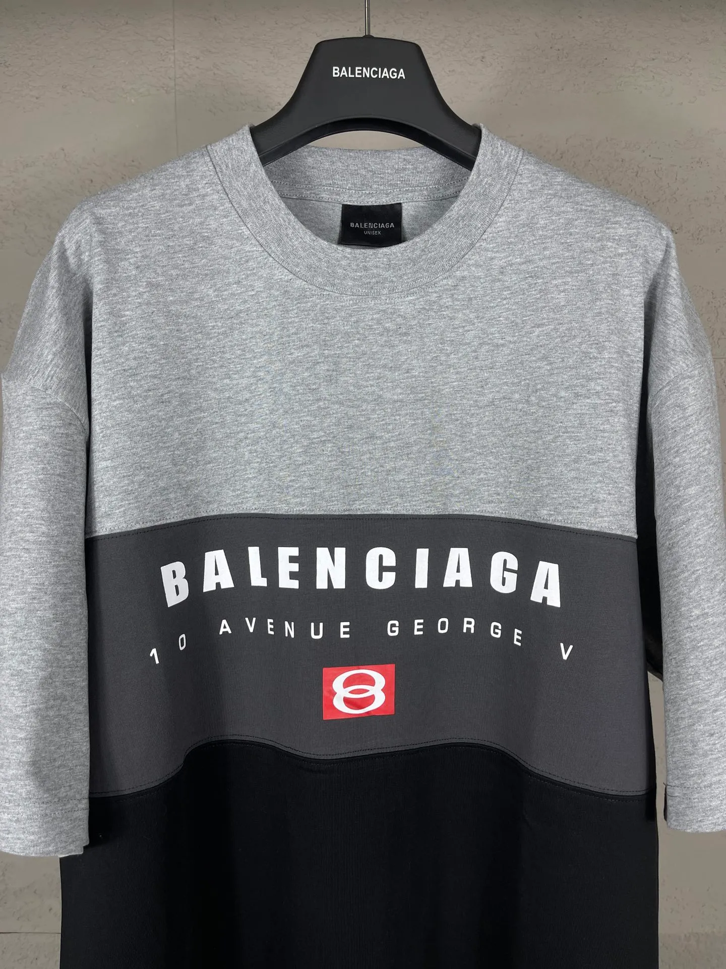 🅿️206 Actual pictures [Top version. Official website quality] BALENCI*GA/Paris.SS25 latest model. Color splicing series. New LOGO monogram printing. Spliced ​​short-sleeved T-shirt. Brick cabinet synchronization. Genuine development at the first time. The fabric is made of Paris ZP custom-woven and dyed cotton double yarn. Weighing 260 grams, the cloth surface is clean. The cloth pattern is clear, soft and comfortable. The threads are dyed with no color difference. The printing is made of environmentally friendly imported materials. The letters are clear and the effect is three-dimensional. The version adopts OS loose shoulder design. Same style for men and women. Code: BL253657 Color: black gray, apricot Size: XS S M L