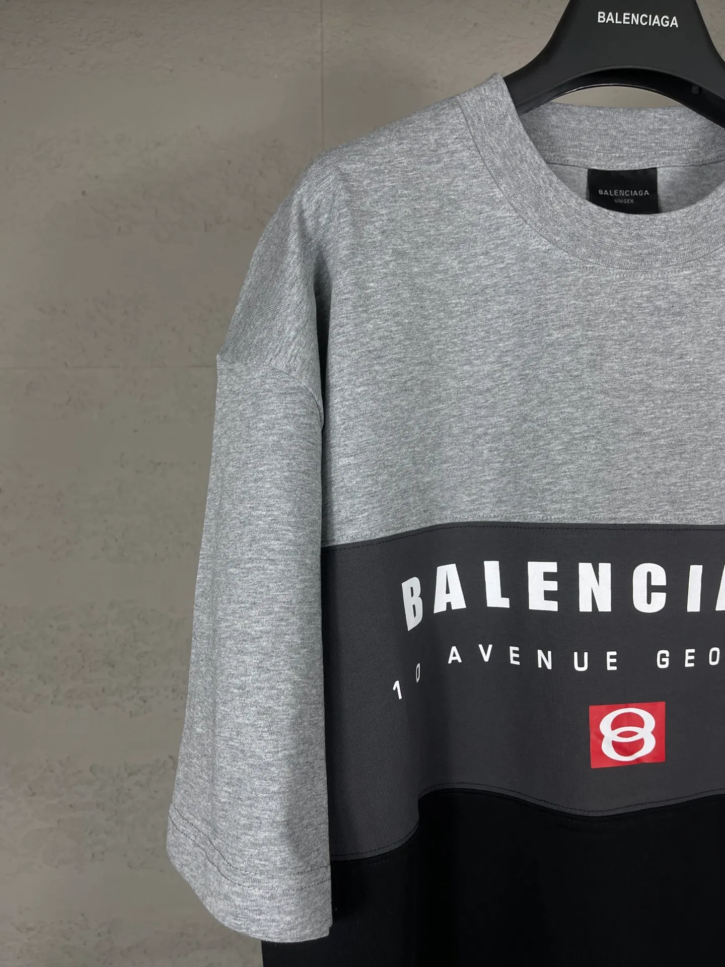 🅿️206 Actual pictures [Top version. Official website quality] BALENCI*GA/Paris.SS25 latest model. Color splicing series. New LOGO monogram printing. Spliced ​​short-sleeved T-shirt. Brick cabinet synchronization. Genuine development at the first time. The fabric is made of Paris ZP custom-woven and dyed cotton double yarn. Weighing 260 grams, the cloth surface is clean. The cloth pattern is clear, soft and comfortable. The threads are dyed with no color difference. The printing is made of environmentally friendly imported materials. The letters are clear and the effect is three-dimensional. The version adopts OS loose shoulder design. Same style for men and women. Code: BL253657 Color: black gray, apricot Size: XS S M L