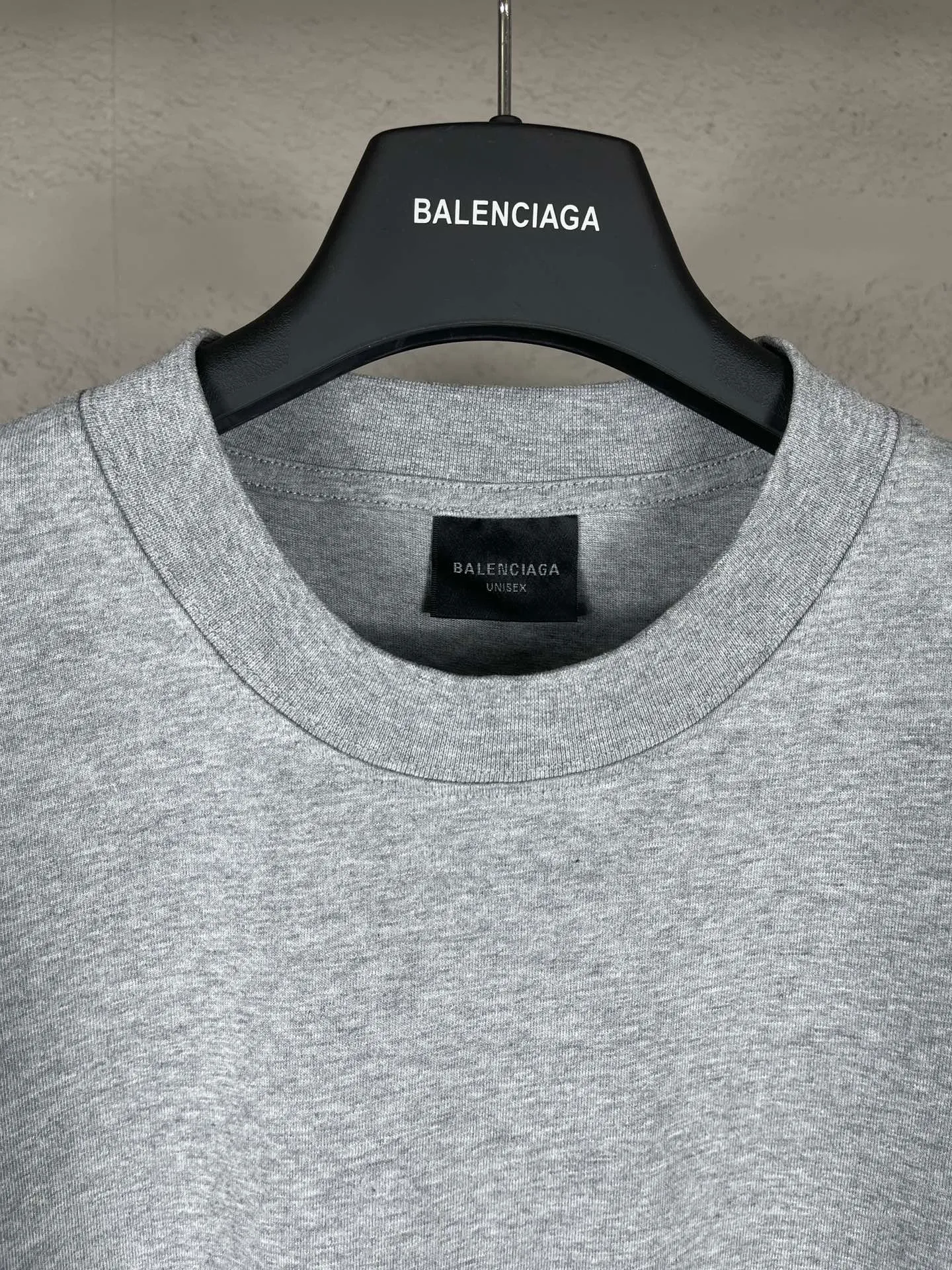 🅿️206 Actual pictures [Top version. Official website quality] BALENCI*GA/Paris.SS25 latest model. Color splicing series. New LOGO monogram printing. Spliced ​​short-sleeved T-shirt. Brick cabinet synchronization. Genuine development at the first time. The fabric is made of Paris ZP custom-woven and dyed cotton double yarn. Weighing 260 grams, the cloth surface is clean. The cloth pattern is clear, soft and comfortable. The threads are dyed with no color difference. The printing is made of environmentally friendly imported materials. The letters are clear and the effect is three-dimensional. The version adopts OS loose shoulder design. Same style for men and women. Code: BL253657 Color: black gray, apricot Size: XS S M L