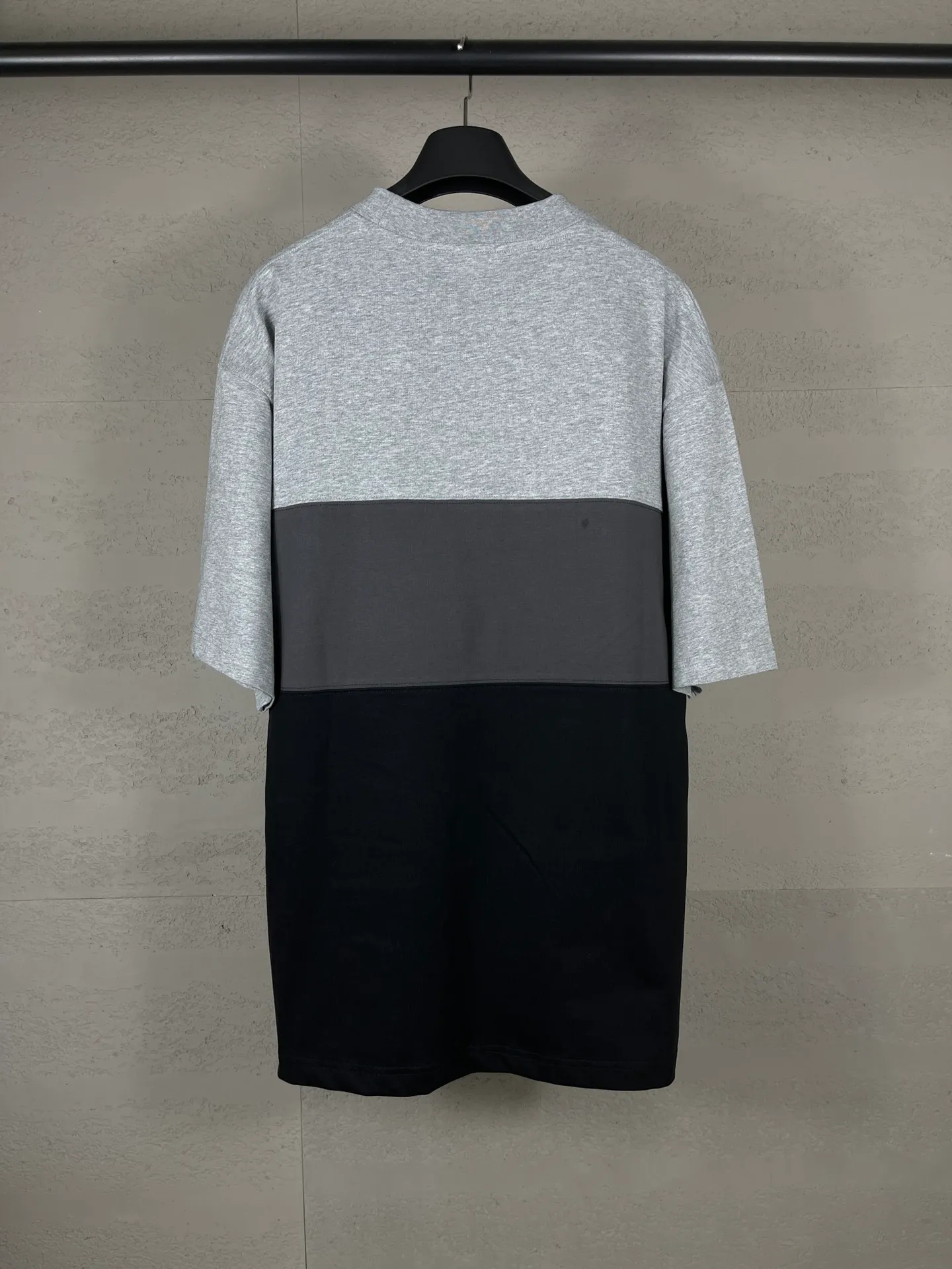 🅿️206 Actual pictures [Top version. Official website quality] BALENCI*GA/Paris.SS25 latest model. Color splicing series. New LOGO monogram printing. Spliced ​​short-sleeved T-shirt. Brick cabinet synchronization. Genuine development at the first time. The fabric is made of Paris ZP custom-woven and dyed cotton double yarn. Weighing 260 grams, the cloth surface is clean. The cloth pattern is clear, soft and comfortable. The threads are dyed with no color difference. The printing is made of environmentally friendly imported materials. The letters are clear and the effect is three-dimensional. The version adopts OS loose shoulder design. Same style for men and women. Code: BL253657 Color: black gray, apricot Size: XS S M L