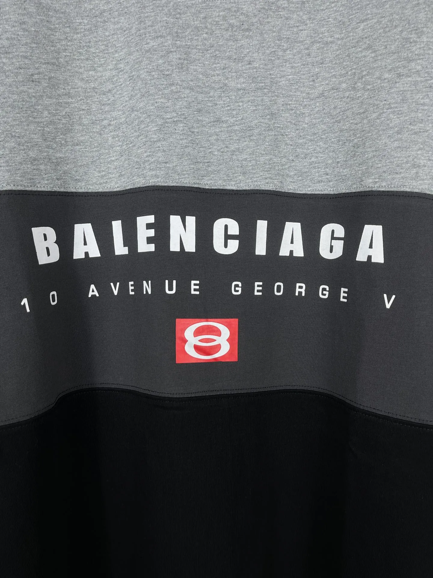 🅿️206 Actual pictures [Top version. Official website quality] BALENCI*GA/Paris.SS25 latest model. Color splicing series. New LOGO monogram printing. Spliced ​​short-sleeved T-shirt. Brick cabinet synchronization. Genuine development at the first time. The fabric is made of Paris ZP custom-woven and dyed cotton double yarn. Weighing 260 grams, the cloth surface is clean. The cloth pattern is clear, soft and comfortable. The threads are dyed with no color difference. The printing is made of environmentally friendly imported materials. The letters are clear and the effect is three-dimensional. The version adopts OS loose shoulder design. Same style for men and women. Code: BL253657 Color: black gray, apricot Size: XS S M L