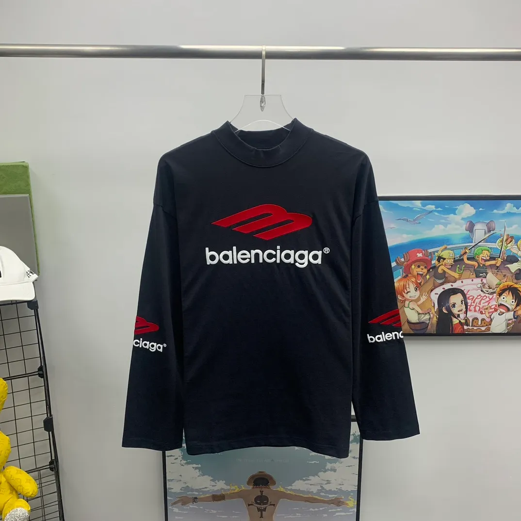 The top tried and tested version of Balenciaga, Balenciaga's latest long-sleeved T-shirt with large LOGO icons embroidered on the front, back, left and right sleeves. Balenciaga's first high-street outfit in autumn, it's completely high-end, even if you want to be low-key, it's hard not to love it, full of casual sports style. The front and back are embroidered with the same large logo, and the left and right sleeves are also embroidered with the same logo. The contrasting red ➕ black embroidery is really awesome. It will definitely attract attention when paired with a couple style. It is another day to be stunned by the handsomeness! Fashionistas are not afraid of the heat, so long tees are a must-have when traveling to Sichuan and Tibet. Different from the ordinary version, it uses high-quality Tajima embroidery, the neckline is reinforced with two needles and is not easily deformed by machine washing. It is made of high-weight pure cotton double yarn. The counters are updated simultaneously, and genuine products are developed and developed at the first time. The fabric is made of Paris ZP custom-woven and dyed cotton, double-yarn compact cotton with a weight of 260 grams, and the cloth surface is clean. The cloth has clear texture, soft and comfortable, good color fastness and not easy to discolor. The threads are woven and dyed with no color difference. The embroidery is done using imported Tajima embroidery machines. Super 15W needle and thread, three-dimensional effect, clear lines, no burrs and miscellaneous threads, ultra-high craftsmanship embroidery. The version adopts OS loose shoulder style, the same style for male and female couples ▪️Size: XS S.M.L ▪️Color: Iron gray blue white P:340