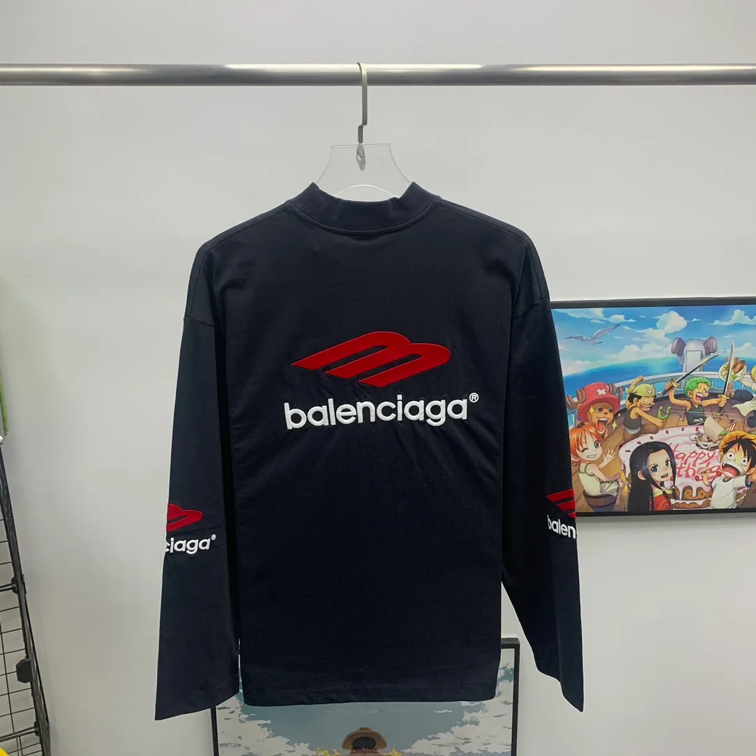 The top tried and tested version of Balenciaga, Balenciaga's latest long-sleeved T-shirt with large LOGO icons embroidered on the front, back, left and right sleeves. Balenciaga's first high-street outfit in autumn, it's completely high-end, even if you want to be low-key, it's hard not to love it, full of casual sports style. The front and back are embroidered with the same large logo, and the left and right sleeves are also embroidered with the same logo. The contrasting red ➕ black embroidery is really awesome. It will definitely attract attention when paired with a couple style. It is another day to be stunned by the handsomeness! Fashionistas are not afraid of the heat, so long tees are a must-have when traveling to Sichuan and Tibet. Different from the ordinary version, it uses high-quality Tajima embroidery, the neckline is reinforced with two needles and is not easily deformed by machine washing. It is made of high-weight pure cotton double yarn. The counters are updated simultaneously, and genuine products are developed and developed at the first time. The fabric is made of Paris ZP custom-woven and dyed cotton, double-yarn compact cotton with a weight of 260 grams, and the cloth surface is clean. The cloth has clear texture, soft and comfortable, good color fastness and not easy to discolor. The threads are woven and dyed with no color difference. The embroidery is done using imported Tajima embroidery machines. Super 15W needle and thread, three-dimensional effect, clear lines, no burrs and miscellaneous threads, ultra-high craftsmanship embroidery. The version adopts OS loose shoulder style, the same style for male and female couples ▪️Size: XS S.M.L ▪️Color: Iron gray blue white P:340