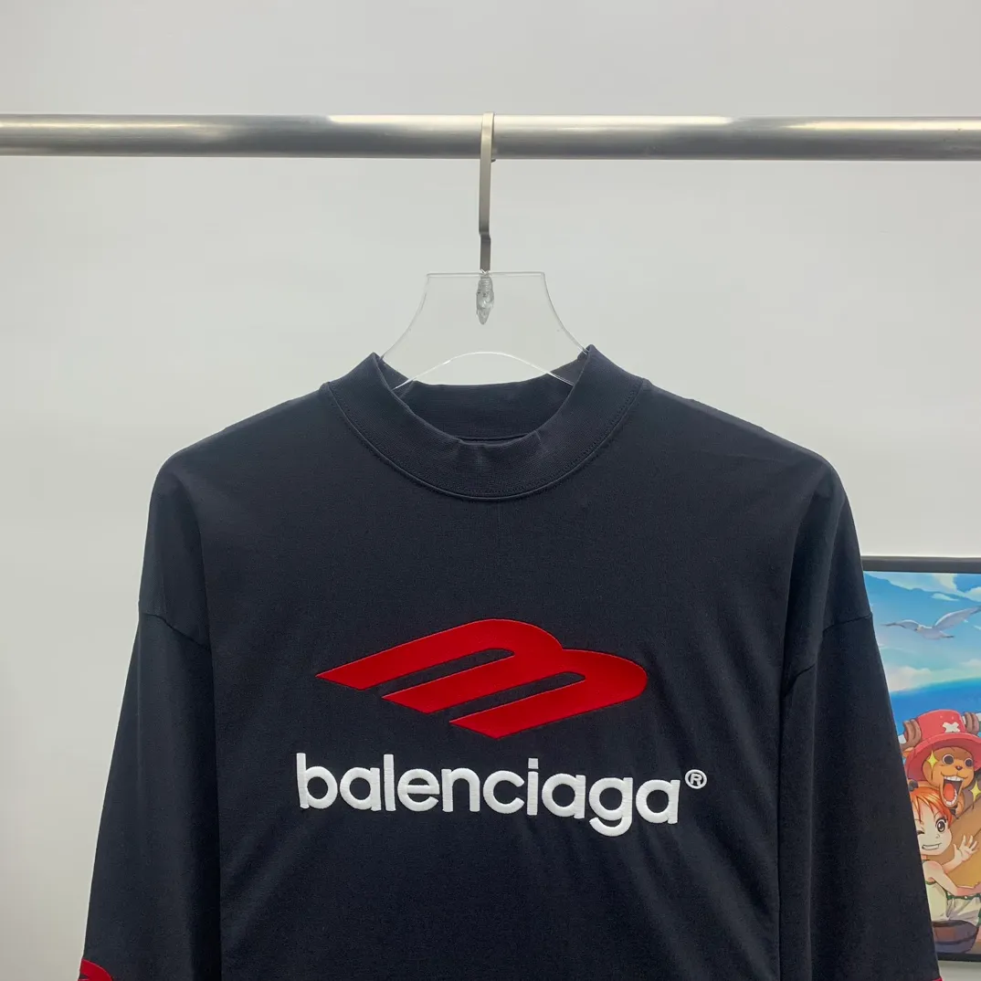 The top tried and tested version of Balenciaga, Balenciaga's latest long-sleeved T-shirt with large LOGO icons embroidered on the front, back, left and right sleeves. Balenciaga's first high-street outfit in autumn, it's completely high-end, even if you want to be low-key, it's hard not to love it, full of casual sports style. The front and back are embroidered with the same large logo, and the left and right sleeves are also embroidered with the same logo. The contrasting red ➕ black embroidery is really awesome. It will definitely attract attention when paired with a couple style. It is another day to be stunned by the handsomeness! Fashionistas are not afraid of the heat, so long tees are a must-have when traveling to Sichuan and Tibet. Different from the ordinary version, it uses high-quality Tajima embroidery, the neckline is reinforced with two needles and is not easily deformed by machine washing. It is made of high-weight pure cotton double yarn. The counters are updated simultaneously, and genuine products are developed and developed at the first time. The fabric is made of Paris ZP custom-woven and dyed cotton, double-yarn compact cotton with a weight of 260 grams, and the cloth surface is clean. The cloth has clear texture, soft and comfortable, good color fastness and not easy to discolor. The threads are woven and dyed with no color difference. The embroidery is done using imported Tajima embroidery machines. Super 15W needle and thread, three-dimensional effect, clear lines, no burrs and miscellaneous threads, ultra-high craftsmanship embroidery. The version adopts OS loose shoulder style, the same style for male and female couples ▪️Size: XS S.M.L ▪️Color: Iron gray blue white P:340