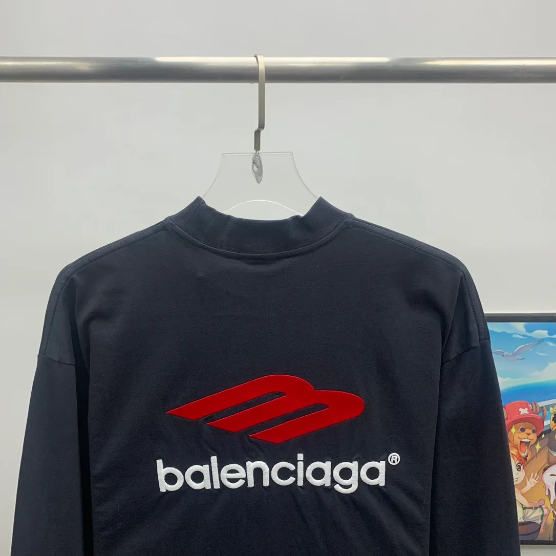 The top tried and tested version of Balenciaga, Balenciaga's latest long-sleeved T-shirt with large LOGO icons embroidered on the front, back, left and right sleeves. Balenciaga's first high-street outfit in autumn, it's completely high-end, even if you want to be low-key, it's hard not to love it, full of casual sports style. The front and back are embroidered with the same large logo, and the left and right sleeves are also embroidered with the same logo. The contrasting red ➕ black embroidery is really awesome. It will definitely attract attention when paired with a couple style. It is another day to be stunned by the handsomeness! Fashionistas are not afraid of the heat, so long tees are a must-have when traveling to Sichuan and Tibet. Different from the ordinary version, it uses high-quality Tajima embroidery, the neckline is reinforced with two needles and is not easily deformed by machine washing. It is made of high-weight pure cotton double yarn. The counters are updated simultaneously, and genuine products are developed and developed at the first time. The fabric is made of Paris ZP custom-woven and dyed cotton, double-yarn compact cotton with a weight of 260 grams, and the cloth surface is clean. The cloth has clear texture, soft and comfortable, good color fastness and not easy to discolor. The threads are woven and dyed with no color difference. The embroidery is done using imported Tajima embroidery machines. Super 15W needle and thread, three-dimensional effect, clear lines, no burrs and miscellaneous threads, ultra-high craftsmanship embroidery. The version adopts OS loose shoulder style, the same style for male and female couples ▪️Size: XS S.M.L ▪️Color: Iron gray blue white P:340