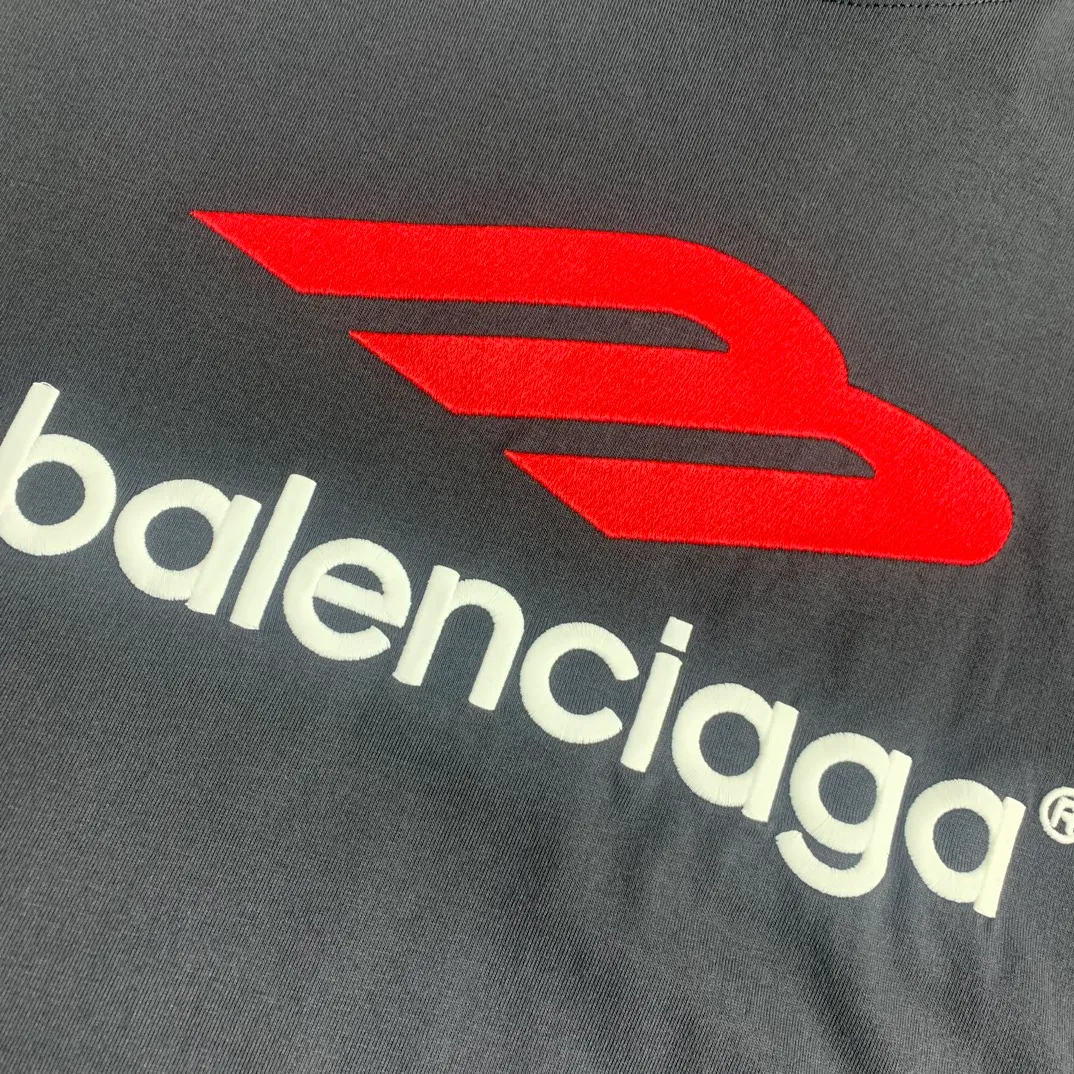 The top tried and tested version of Balenciaga, Balenciaga's latest long-sleeved T-shirt with large LOGO icons embroidered on the front, back, left and right sleeves. Balenciaga's first high-street outfit in autumn, it's completely high-end, even if you want to be low-key, it's hard not to love it, full of casual sports style. The front and back are embroidered with the same large logo, and the left and right sleeves are also embroidered with the same logo. The contrasting red ➕ black embroidery is really awesome. It will definitely attract attention when paired with a couple style. It is another day to be stunned by the handsomeness! Fashionistas are not afraid of the heat, so long tees are a must-have when traveling to Sichuan and Tibet. Different from the ordinary version, it uses high-quality Tajima embroidery, the neckline is reinforced with two needles and is not easily deformed by machine washing. It is made of high-weight pure cotton double yarn. The counters are updated simultaneously, and genuine products are developed and developed at the first time. The fabric is made of Paris ZP custom-woven and dyed cotton, double-yarn compact cotton with a weight of 260 grams, and the cloth surface is clean. The cloth has clear texture, soft and comfortable, good color fastness and not easy to discolor. The threads are woven and dyed with no color difference. The embroidery is done using imported Tajima embroidery machines. Super 15W needle and thread, three-dimensional effect, clear lines, no burrs and miscellaneous threads, ultra-high craftsmanship embroidery. The version adopts OS loose shoulder style, the same style for male and female couples ▪️Size: XS S.M.L ▪️Color: Iron gray blue white P:340