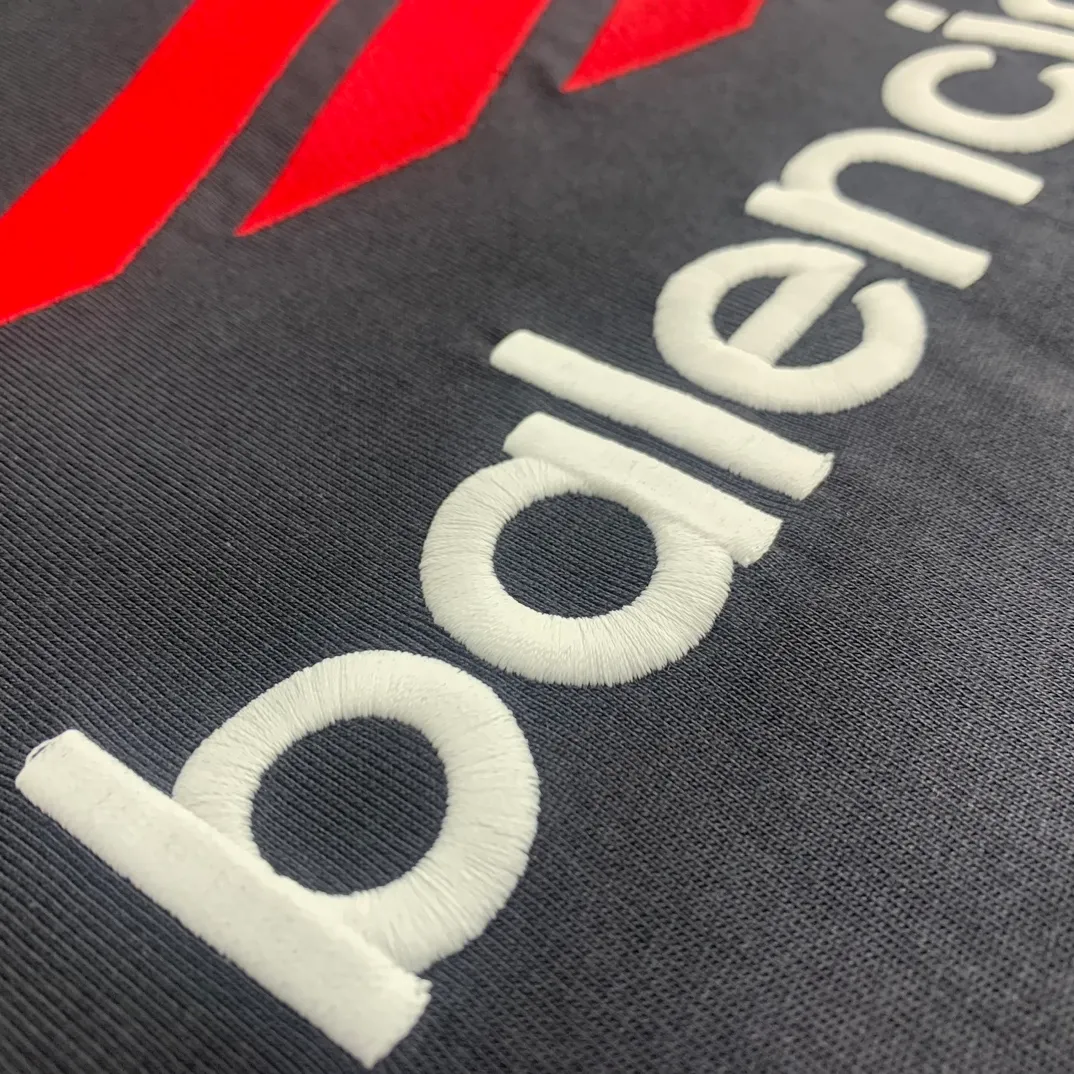 The top tried and tested version of Balenciaga, Balenciaga's latest long-sleeved T-shirt with large LOGO icons embroidered on the front, back, left and right sleeves. Balenciaga's first high-street outfit in autumn, it's completely high-end, even if you want to be low-key, it's hard not to love it, full of casual sports style. The front and back are embroidered with the same large logo, and the left and right sleeves are also embroidered with the same logo. The contrasting red ➕ black embroidery is really awesome. It will definitely attract attention when paired with a couple style. It is another day to be stunned by the handsomeness! Fashionistas are not afraid of the heat, so long tees are a must-have when traveling to Sichuan and Tibet. Different from the ordinary version, it uses high-quality Tajima embroidery, the neckline is reinforced with two needles and is not easily deformed by machine washing. It is made of high-weight pure cotton double yarn. The counters are updated simultaneously, and genuine products are developed and developed at the first time. The fabric is made of Paris ZP custom-woven and dyed cotton, double-yarn compact cotton with a weight of 260 grams, and the cloth surface is clean. The cloth has clear texture, soft and comfortable, good color fastness and not easy to discolor. The threads are woven and dyed with no color difference. The embroidery is done using imported Tajima embroidery machines. Super 15W needle and thread, three-dimensional effect, clear lines, no burrs and miscellaneous threads, ultra-high craftsmanship embroidery. The version adopts OS loose shoulder style, the same style for male and female couples ▪️Size: XS S.M.L ▪️Color: Iron gray blue white P:340
