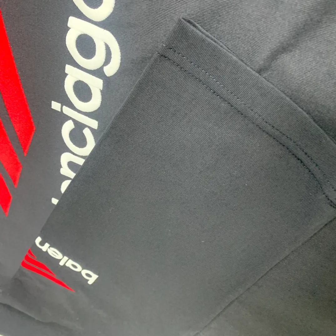 The top tried and tested version of Balenciaga, Balenciaga's latest long-sleeved T-shirt with large LOGO icons embroidered on the front, back, left and right sleeves. Balenciaga's first high-street outfit in autumn, it's completely high-end, even if you want to be low-key, it's hard not to love it, full of casual sports style. The front and back are embroidered with the same large logo, and the left and right sleeves are also embroidered with the same logo. The contrasting red ➕ black embroidery is really awesome. It will definitely attract attention when paired with a couple style. It is another day to be stunned by the handsomeness! Fashionistas are not afraid of the heat, so long tees are a must-have when traveling to Sichuan and Tibet. Different from the ordinary version, it uses high-quality Tajima embroidery, the neckline is reinforced with two needles and is not easily deformed by machine washing. It is made of high-weight pure cotton double yarn. The counters are updated simultaneously, and genuine products are developed and developed at the first time. The fabric is made of Paris ZP custom-woven and dyed cotton, double-yarn compact cotton with a weight of 260 grams, and the cloth surface is clean. The cloth has clear texture, soft and comfortable, good color fastness and not easy to discolor. The threads are woven and dyed with no color difference. The embroidery is done using imported Tajima embroidery machines. Super 15W needle and thread, three-dimensional effect, clear lines, no burrs and miscellaneous threads, ultra-high craftsmanship embroidery. The version adopts OS loose shoulder style, the same style for male and female couples ▪️Size: XS S.M.L ▪️Color: Iron gray blue white P:340