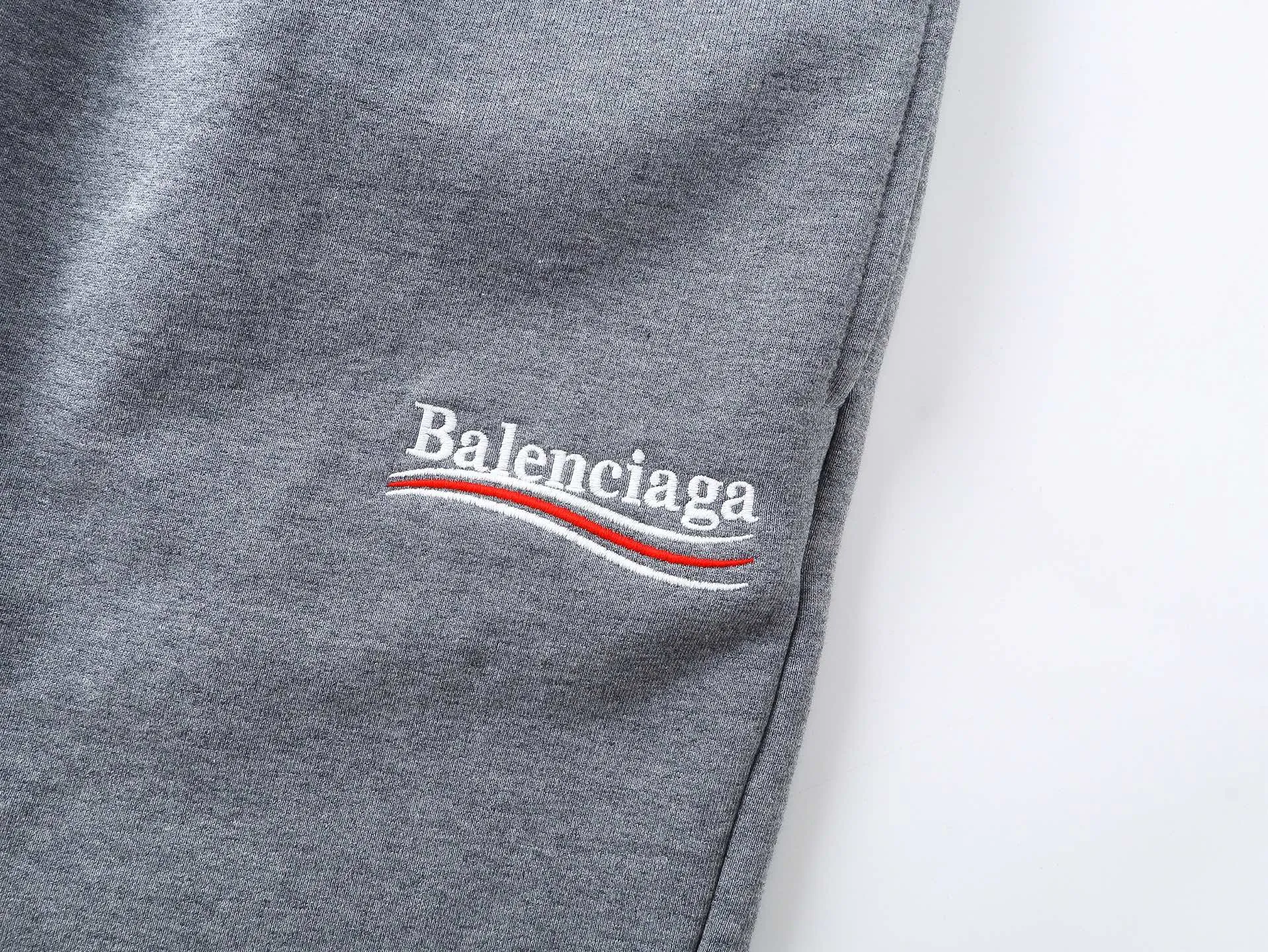 🅿️210 real photos [Top version. Official website quality] BALENCI*GA/Paris. New model. Shorts with classic LOGO embroidery of Ocean Splash. Synchronized with brick cabinets. Developed as authentic products at the first time, please print and compare! The fabric is made of Paris ZP custom-woven and dyed 100% cotton terry sweatshirt. The weight is 460 grams. The cloth surface is clean. The cloth pattern is clear and the hand feels soft and comfortable. The embroidery uses an imported Tajima embroidery machine. The letters are clear and the effect is three-dimensional. The version adopts a loose version. Same style for men and women. Code: BL257009 Color: black, rice apricot, floral gray Size: XS S M L