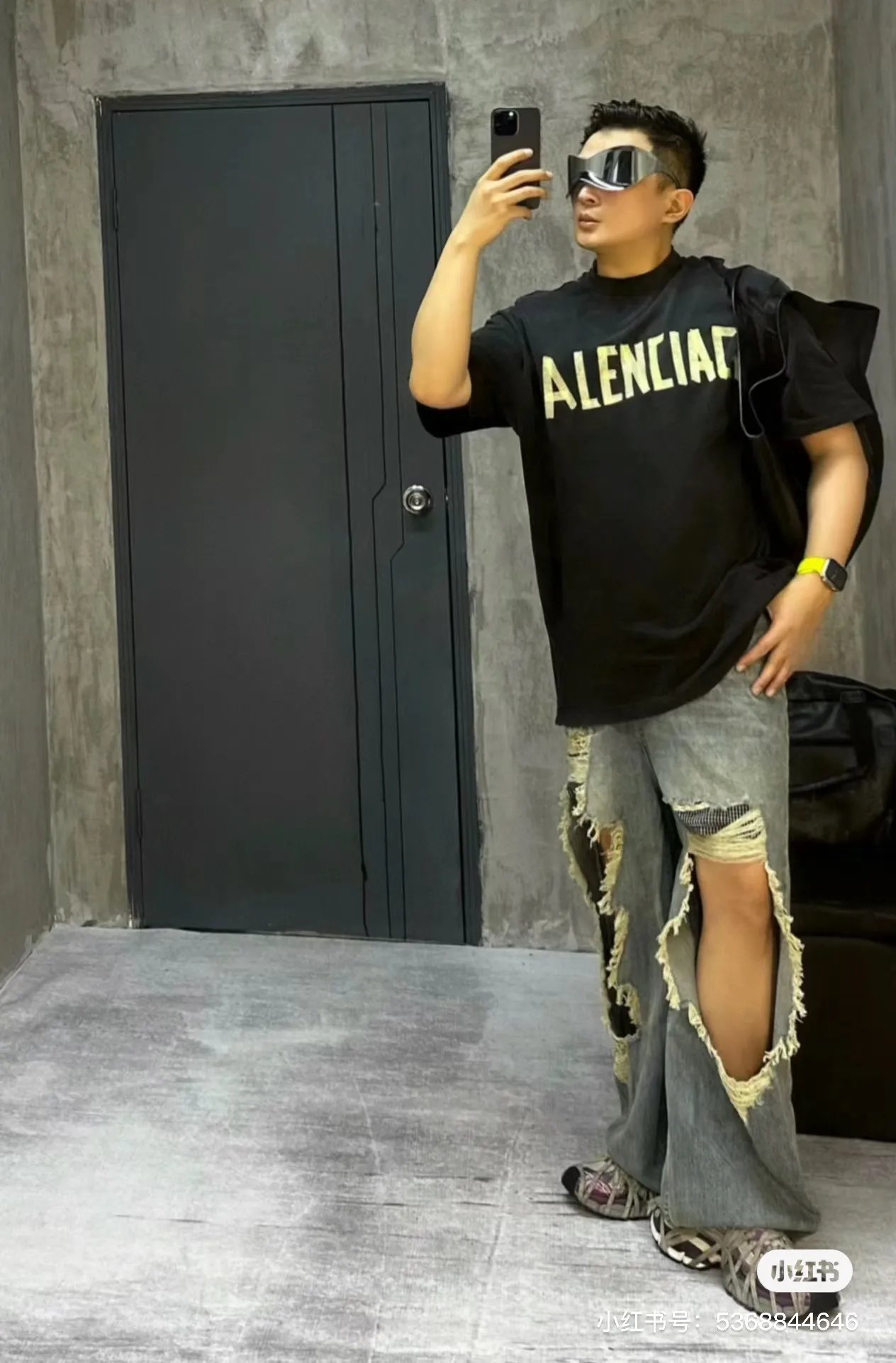 ♻️💯Upper body reference model picture❤️【New arrival】BALENCIAGA/Balenciaga 2024SS latest front and back different color fabric splicing AB double-sided printing embroidery double combined short-sleeved T-shirt No. 1 quality in this market Real ceiling quality All original development drawings pay attention to details to avoid mixed use of stolen pictures by merchants Correct 260g custom-woven and dyed double yarn fabric Soft and comfortable Chest printing imported Conley direct-injection machine environmentally friendly material direct-injection Three-dimensional and clear Firm and non-falling off Imported Tajima embroidery machine 15W needle embroidery on the back. The letters are full and three-dimensional. Correct details. The new method of splicing is very costly. Overweight craftsmanship. Difference in market currency. Dyeing thread. No color difference. No fading. No deformation. Restore ZP. Here I will explain why mine is a little more expensive than others: 1. It seems to be a simple printing or embroidery. In fact, it is not simple at all. 10000% imported machine restoration. Not just lip service. You are welcome to compare with peers. 2. Each model is produced by the company. The details, workmanship, and fabrics are all consistent with the genuine ones. We guarantee that there will be no color difference from those at the counter. Reproductions are not scary. Whoever is fake will be embarrassed. It’s not shameful to make a replica, it’s shameful if you can’t buy the correct version if you make a replica. 3. Note that the threaded collars are all original collars of certain countries and regions, with high wrapping. The width of the neckline and cabinets are accurate to the millimeter. Thick necklines are not easy to deform. The collars of high-end products are all restored cabinets. They are different from the big collars in the world. Ordinary garbage short-sleeves are printed with a print. The clavicle of the upper body is exposed. Please be patient. Customers who have bought genuine products or have seen genuine products will come back to place orders again. This is quality. This is quality. 4. Different styles of washed wheat main wheat, including imported wheat, have different colors and codes. Really restore the counter. As we all know, Balenciaga has different English or different colors on the collar labels of each quarter. This distinguishes the fast food products with the same common main wheat washed wheat. 5. Pay attention to the workmanship. The stitching at the neckline has no folds, smooth and natural without overlapping lines, and truly restores this. This is something that many people cannot do. 6. The fabric is made of 260g Paris-specific double yarn. No one can make better fabrics than my family. It’s really incomparable to the ordinary version on the market. Respect it. It’s genuine and costs several thousand yuan. Don’t judge the quality of street stall products. 7. The workmanship is fully restored and the packaging is fully restored. The cost is huge. 8. I guarantee here that this is the highest quality you can find. Color: Black Size: XS-L P:300