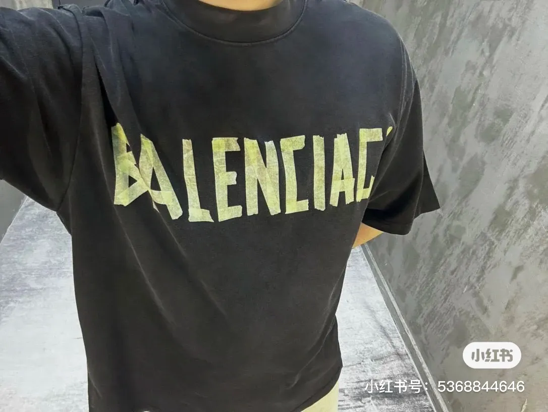 ♻️💯Upper body reference model picture❤️【New arrival】BALENCIAGA/Balenciaga 2024SS latest front and back different color fabric splicing AB double-sided printing embroidery double combined short-sleeved T-shirt No. 1 quality in this market Real ceiling quality All original development drawings pay attention to details to avoid mixed use of stolen pictures by merchants Correct 260g custom-woven and dyed double yarn fabric Soft and comfortable Chest printing imported Conley direct-injection machine environmentally friendly material direct-injection Three-dimensional and clear Firm and non-falling off Imported Tajima embroidery machine 15W needle embroidery on the back. The letters are full and three-dimensional. Correct details. The new method of splicing is very costly. Overweight craftsmanship. Difference in market currency. Dyeing thread. No color difference. No fading. No deformation. Restore ZP. Here I will explain why mine is a little more expensive than others: 1. It seems to be a simple printing or embroidery. In fact, it is not simple at all. 10000% imported machine restoration. Not just lip service. You are welcome to compare with peers. 2. Each model is produced by the company. The details, workmanship, and fabrics are all consistent with the genuine ones. We guarantee that there will be no color difference from those at the counter. Reproductions are not scary. Whoever is fake will be embarrassed. It’s not shameful to make a replica, it’s shameful if you can’t buy the correct version if you make a replica. 3. Note that the threaded collars are all original collars of certain countries and regions, with high wrapping. The width of the neckline and cabinets are accurate to the millimeter. Thick necklines are not easy to deform. The collars of high-end products are all restored cabinets. They are different from the big collars in the world. Ordinary garbage short-sleeves are printed with a print. The clavicle of the upper body is exposed. Please be patient. Customers who have bought genuine products or have seen genuine products will come back to place orders again. This is quality. This is quality. 4. Different styles of washed wheat main wheat, including imported wheat, have different colors and codes. Really restore the counter. As we all know, Balenciaga has different English or different colors on the collar labels of each quarter. This distinguishes the fast food products with the same common main wheat washed wheat. 5. Pay attention to the workmanship. The stitching at the neckline has no folds, smooth and natural without overlapping lines, and truly restores this. This is something that many people cannot do. 6. The fabric is made of 260g Paris-specific double yarn. No one can make better fabrics than my family. It’s really incomparable to the ordinary version on the market. Respect it. It’s genuine and costs several thousand yuan. Don’t judge the quality of street stall products. 7. The workmanship is fully restored and the packaging is fully restored. The cost is huge. 8. I guarantee here that this is the highest quality you can find. Color: Black Size: XS-L P:300