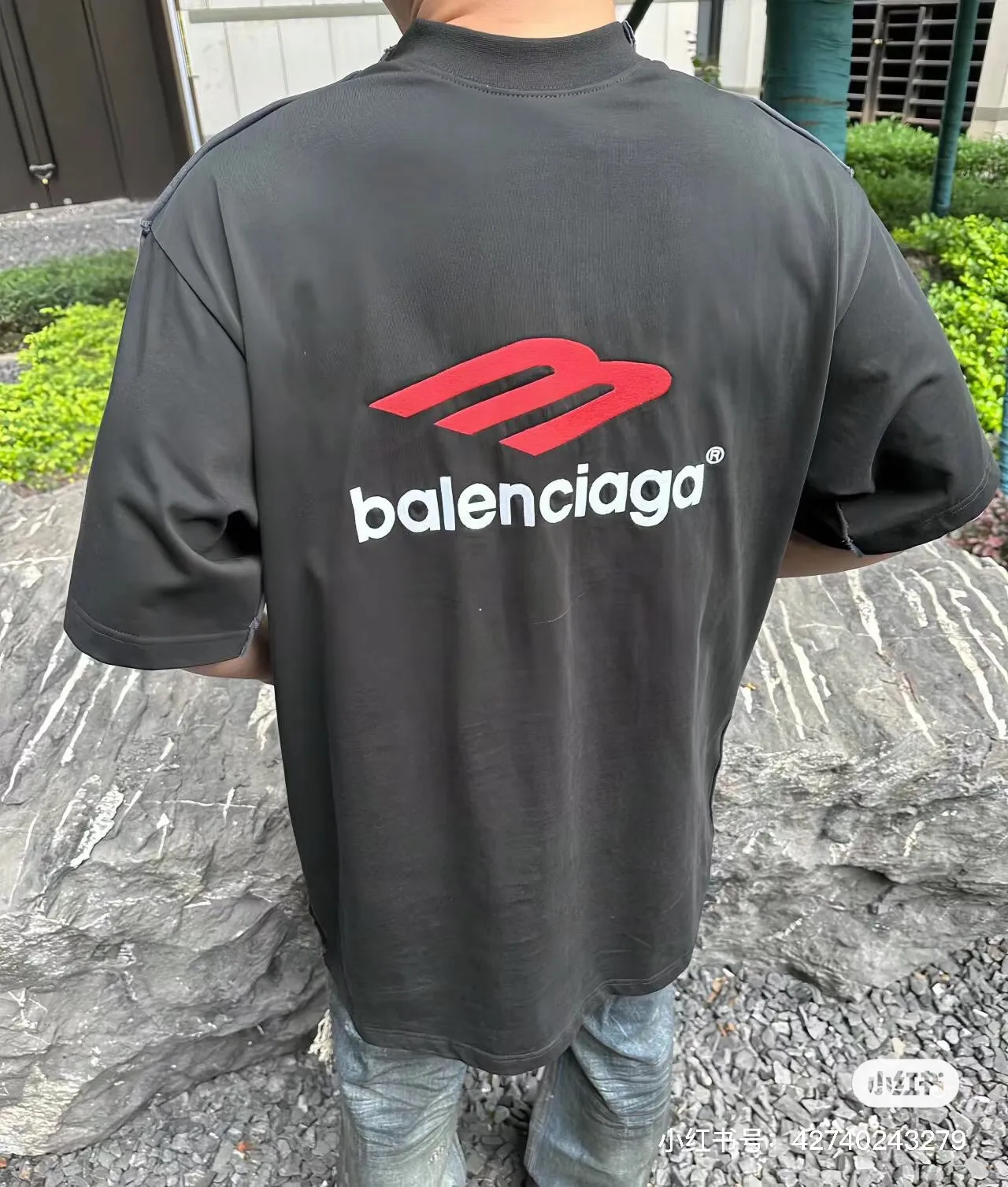 ♻️💯Upper body reference model picture❤️【New arrival】BALENCIAGA/Balenciaga 2024SS latest front and back different color fabric splicing AB double-sided printing embroidery double combined short-sleeved T-shirt No. 1 quality in this market Real ceiling quality All original development drawings pay attention to details to avoid mixed use of stolen pictures by merchants Correct 260g custom-woven and dyed double yarn fabric Soft and comfortable Chest printing imported Conley direct-injection machine environmentally friendly material direct-injection Three-dimensional and clear Firm and non-falling off Imported Tajima embroidery machine 15W needle embroidery on the back. The letters are full and three-dimensional. Correct details. The new method of splicing is very costly. Overweight craftsmanship. Difference in market currency. Dyeing thread. No color difference. No fading. No deformation. Restore ZP. Here I will explain why mine is a little more expensive than others: 1. It seems to be a simple printing or embroidery. In fact, it is not simple at all. 10000% imported machine restoration. Not just lip service. You are welcome to compare with peers. 2. Each model is produced by the company. The details, workmanship, and fabrics are all consistent with the genuine ones. We guarantee that there will be no color difference from those at the counter. Reproductions are not scary. Whoever is fake will be embarrassed. It’s not shameful to make a replica, it’s shameful if you can’t buy the correct version if you make a replica. 3. Note that the threaded collars are all original collars of certain countries and regions, with high wrapping. The width of the neckline and cabinets are accurate to the millimeter. Thick necklines are not easy to deform. The collars of high-end products are all restored cabinets. They are different from the big collars in the world. Ordinary garbage short-sleeves are printed with a print. The clavicle of the upper body is exposed. Please be patient. Customers who have bought genuine products or have seen genuine products will come back to place orders again. This is quality. This is quality. 4. Different styles of washed wheat main wheat, including imported wheat, have different colors and codes. Really restore the counter. As we all know, Balenciaga has different English or different colors on the collar labels of each quarter. This distinguishes the fast food products with the same common main wheat washed wheat. 5. Pay attention to the workmanship. The stitching at the neckline has no folds, smooth and natural without overlapping lines, and truly restores this. This is something that many people cannot do. 6. The fabric is made of 260g Paris-specific double yarn. No one can make better fabrics than my family. It’s really incomparable to the ordinary version on the market. Respect it. It’s genuine and costs several thousand yuan. Don’t judge the quality of street stall products. 7. The workmanship is fully restored and the packaging is fully restored. The cost is huge. 8. I guarantee here that this is the highest quality you can find. Color: Black Size: XS-L P:300