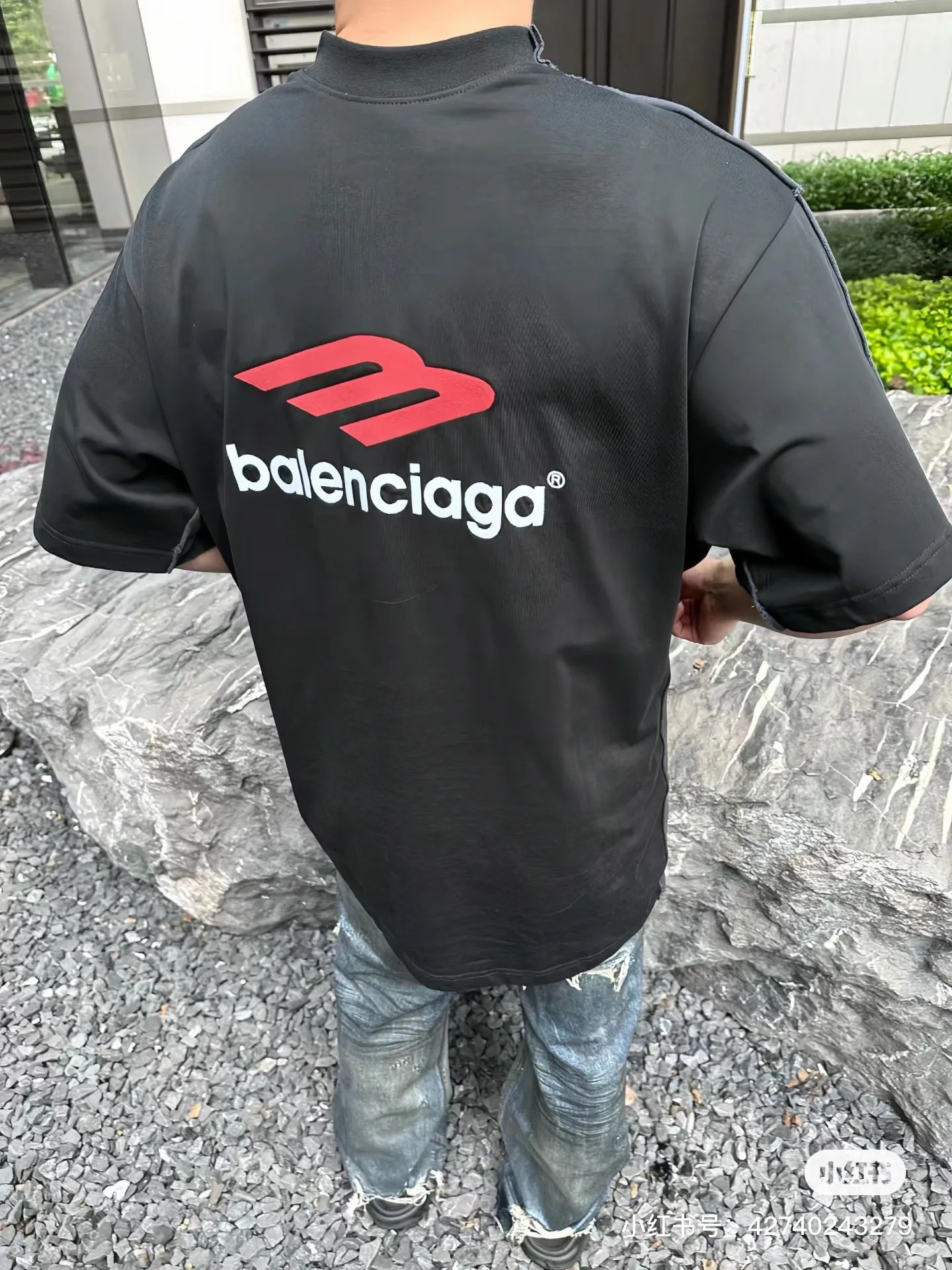 ♻️💯Upper body reference model picture❤️【New arrival】BALENCIAGA/Balenciaga 2024SS latest front and back different color fabric splicing AB double-sided printing embroidery double combined short-sleeved T-shirt No. 1 quality in this market Real ceiling quality All original development drawings pay attention to details to avoid mixed use of stolen pictures by merchants Correct 260g custom-woven and dyed double yarn fabric Soft and comfortable Chest printing imported Conley direct-injection machine environmentally friendly material direct-injection Three-dimensional and clear Firm and non-falling off Imported Tajima embroidery machine 15W needle embroidery on the back. The letters are full and three-dimensional. Correct details. The new method of splicing is very costly. Overweight craftsmanship. Difference in market currency. Dyeing thread. No color difference. No fading. No deformation. Restore ZP. Here I will explain why mine is a little more expensive than others: 1. It seems to be a simple printing or embroidery. In fact, it is not simple at all. 10000% imported machine restoration. Not just lip service. You are welcome to compare with peers. 2. Each model is produced by the company. The details, workmanship, and fabrics are all consistent with the genuine ones. We guarantee that there will be no color difference from those at the counter. Reproductions are not scary. Whoever is fake will be embarrassed. It’s not shameful to make a replica, it’s shameful if you can’t buy the correct version if you make a replica. 3. Note that the threaded collars are all original collars of certain countries and regions, with high wrapping. The width of the neckline and cabinets are accurate to the millimeter. Thick necklines are not easy to deform. The collars of high-end products are all restored cabinets. They are different from the big collars in the world. Ordinary garbage short-sleeves are printed with a print. The clavicle of the upper body is exposed. Please be patient. Customers who have bought genuine products or have seen genuine products will come back to place orders again. This is quality. This is quality. 4. Different styles of washed wheat main wheat, including imported wheat, have different colors and codes. Really restore the counter. As we all know, Balenciaga has different English or different colors on the collar labels of each quarter. This distinguishes the fast food products with the same common main wheat washed wheat. 5. Pay attention to the workmanship. The stitching at the neckline has no folds, smooth and natural without overlapping lines, and truly restores this. This is something that many people cannot do. 6. The fabric is made of 260g Paris-specific double yarn. No one can make better fabrics than my family. It’s really incomparable to the ordinary version on the market. Respect it. It’s genuine and costs several thousand yuan. Don’t judge the quality of street stall products. 7. The workmanship is fully restored and the packaging is fully restored. The cost is huge. 8. I guarantee here that this is the highest quality you can find. Color: Black Size: XS-L P:300