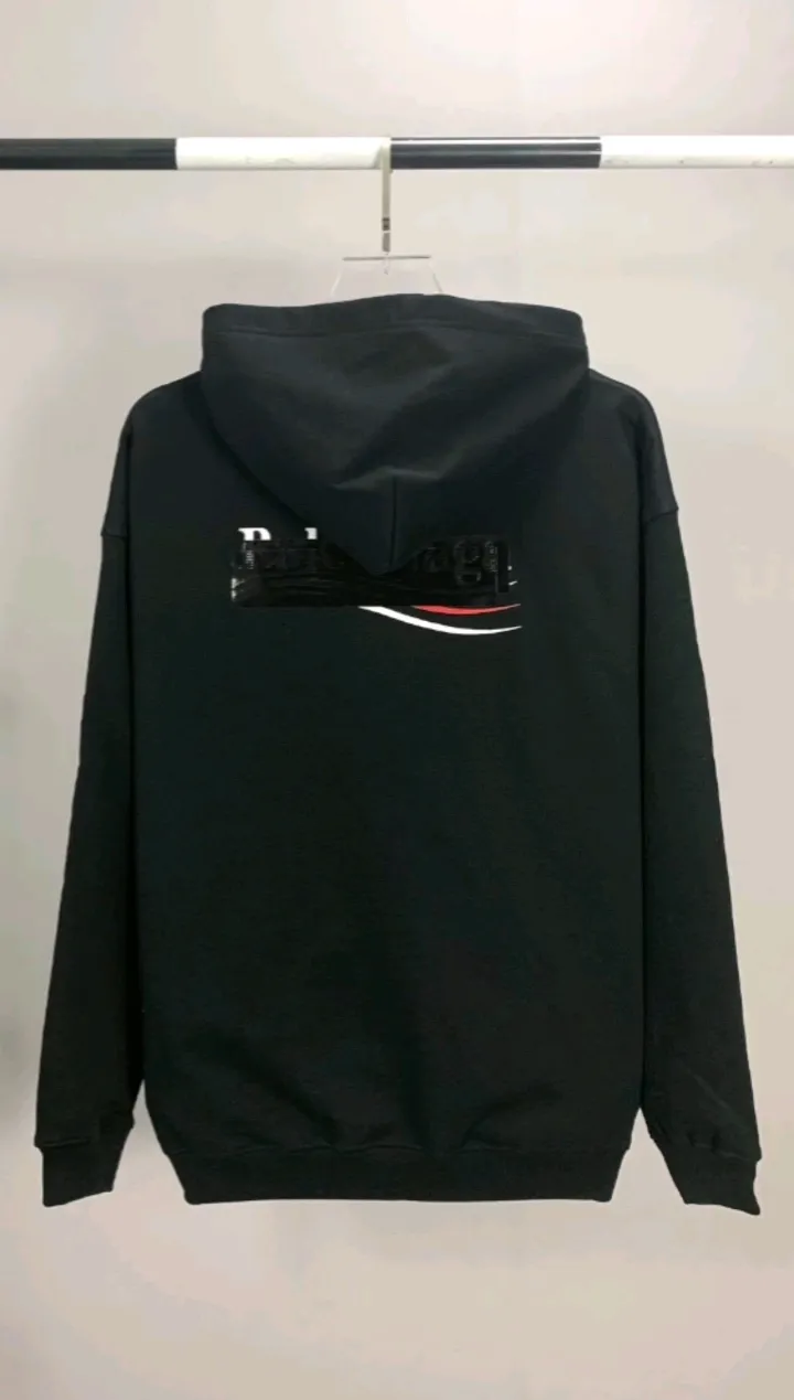 Real shot of the video - the top tested version of Balenciaga BALENCIAGA Cola Malone black embroidered male and female couple star's new autumn and winter pure cotton hoodie sweatshirt original 4.2K purchase version, dust-free white and black fabrics, three-dimensional embroidery technology, bright TPU lettering film laminated technology. 480g combed cotton terry fabric. The classic Coke logo embroidery design was selected based on the original embroidery color. After many comparisons, it was finally decided to use imported mercerized light dyeing to best restore the color difference effect consistent with the original version. The front and rear panels are embroidered with the classic Coke logo. The embroidery design on the front panel is relatively delicate. After many adjustments, it is difficult to restore the effect. Bright black TPU lettering film positioning adhesive polyurethane thermoplastic elastomer, also known as thermoplastic polyurethane rubber or TPU for short. TPU is an emerging plastic variety with good processability, weather resistance, and environmental protection. The laser film cutting machine can design the pattern according to the computer software, and then use the heat press tool to position and transfer the print. After transfer, a uniform square dark pattern is produced, and the film material and the body of the garment create a texture contrast. Based on the embroidery, the positioning and gluing process is used to cover the original embroidery pattern to create a three-dimensional visual effect. Oversize loose version Oversize loose silhouette design, basic round neckline, dropped shoulder line, vertical pit woven code from top to bottom, collar, cuffs, and hem all have ruffles for windproof effect, sleeve length is longer than conventional sweaters to highlight the details. The thickness of the ready-made garment is the same as the original version, and it is additionally shaped to make the upper body wider and not easily deformed. Customized brand's latest color folded main logo, complete set of new accessories Color: Black Size: XS-L P:470