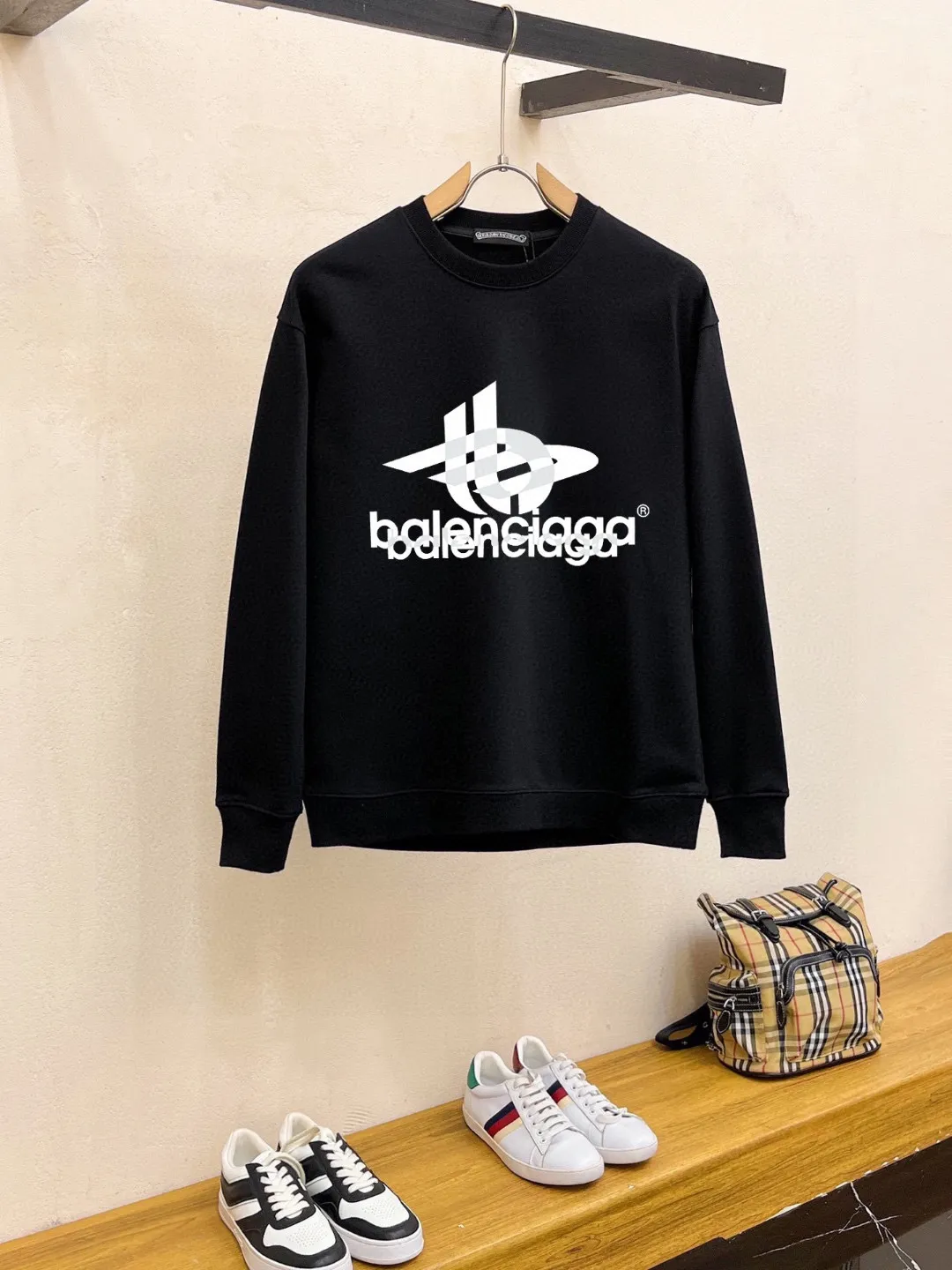 🅿️220 brand [BALENCIAGA] (good news for fat people) 2025ss autumn latest long-sleeved round-neck sweatshirt, available simultaneously on the official website. Refreshing and breathable. Made of top Tencel Roman. Comfortable and soft. 3D stereoscopic clarity. Super fashion sense. Great gift for your own use. Size: M-5XL (can be worn up to 220 pounds)