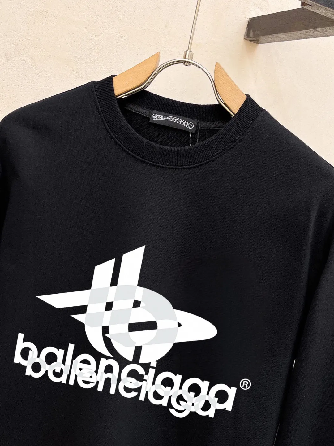 🅿️220 brand [BALENCIAGA] (good news for fat people) 2025ss autumn latest long-sleeved round-neck sweatshirt, available simultaneously on the official website. Refreshing and breathable. Made of top Tencel Roman. Comfortable and soft. 3D stereoscopic clarity. Super fashion sense. Great gift for your own use. Size: M-5XL (can be worn up to 220 pounds)
