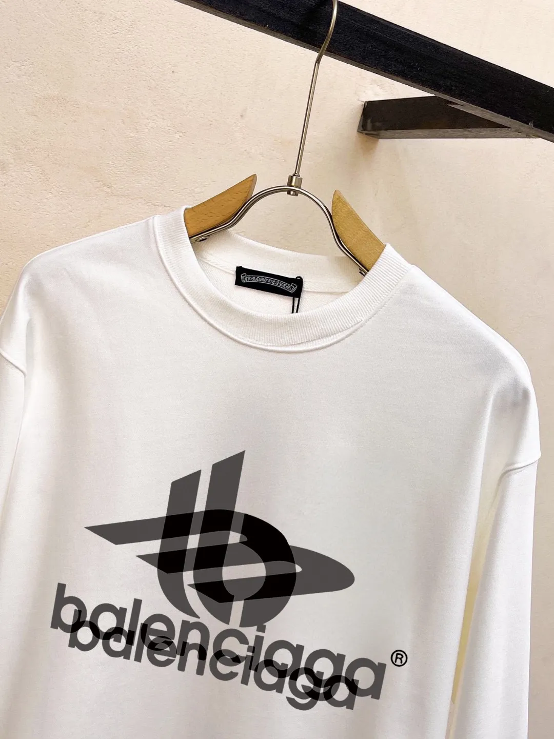 🅿️220 brand [BALENCIAGA] (good news for fat people) 2025ss autumn latest long-sleeved round-neck sweatshirt, available simultaneously on the official website. Refreshing and breathable. Made of top Tencel Roman. Comfortable and soft. 3D stereoscopic clarity. Super fashion sense. Great gift for your own use. Size: M-5XL (can be worn up to 220 pounds)
