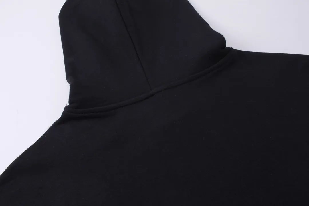 🅿️300 Detailed picture [Top version. Official website quality] BALENCI*GA/Paris BALENCI*GA#2024 latest model, large reverse letter LOGO icon embroidered hooded sweatshirt. Brick cabinet synchronization. Genuine products are developed and developed in the first time. Welcome to compare! The fabric is made of Paris ZP custom-woven and dyed cotton double-yarn large parka. The weight is 450 grams. The cloth surface is clean. The cloth pattern is clear. It is soft and comfortable. It has good color fastness and is not easy to change color. The threads are woven and dyed with no color difference. The embroidery is done using an imported Tajima embroidery machine, with a three-dimensional effect and clear lines. There are no burrs and miscellaneous threads, and the embroidery is of ultra-high craftsmanship. The version adopts OS loose shoulder design. Same style for men and women. Code: BL238023 Color: black, white Size: XS S M L