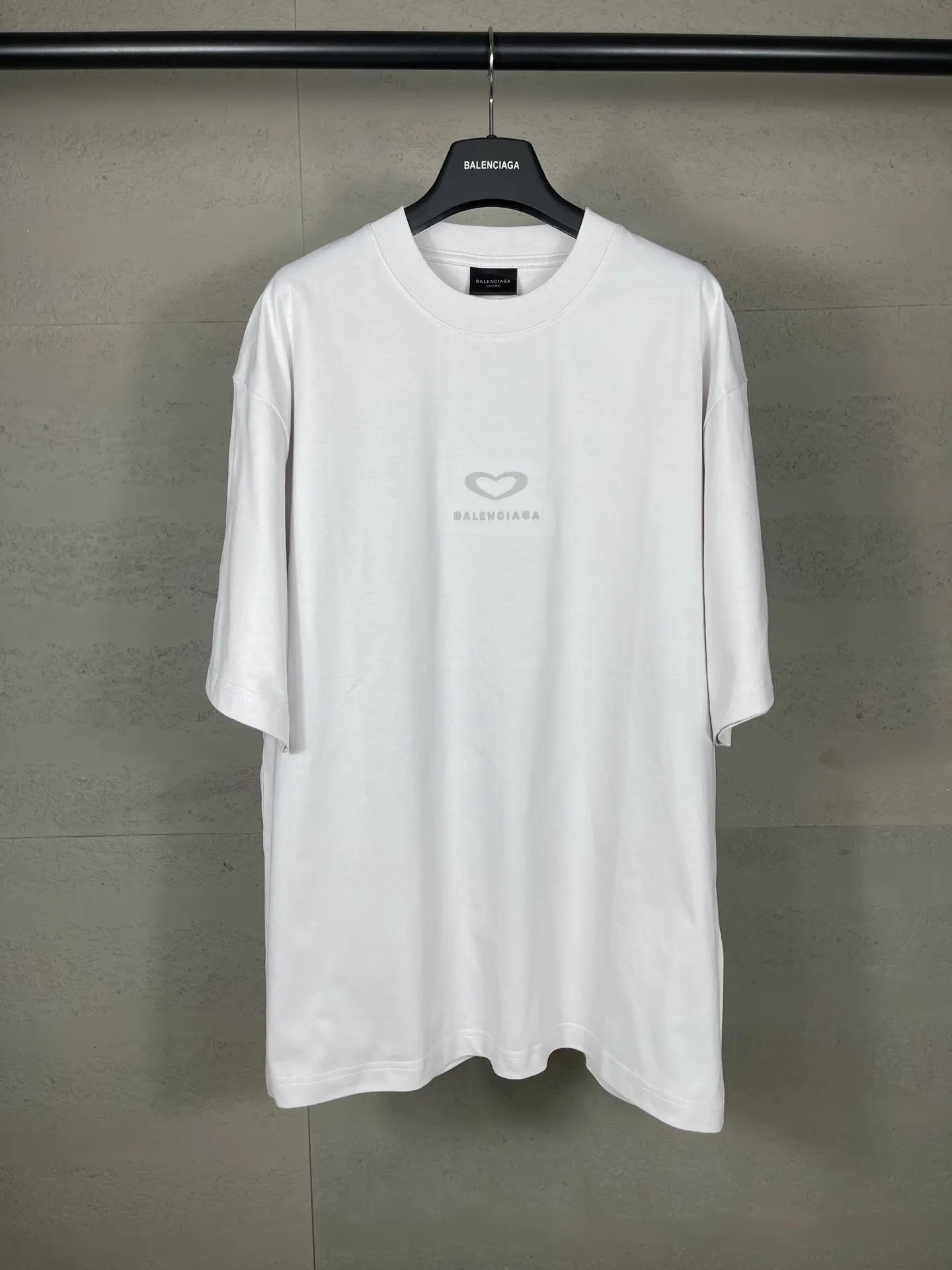 🅿️186 real photos [Top version. Official website quality] BALENCI*GA/Paris. SS25 latest model, Paris Chinese Valentine's Day limited edition, short-sleeved T-shirt with love LOGO embroidery on the front and love LOGO printing on the back. Brick cabinet synchronization. Genuine product developed at the first time, welcome to compare! The fabric is made of Paris ZP custom-woven and dyed cotton double yarn. Weighing 260 grams, the cloth surface is clean. The cloth pattern is clear, soft and comfortable. The threads are dyed with no color difference. The embroidery is done using imported Tajima embroidery machines. The printing uses environmentally friendly imported rubber paddles. The letters are clear and the effect is three-dimensional. The version adopts OS loose shoulder design. Same style for men and women. Code: BL253721 Color: black, red, pink, off-white Size: XS S M L
