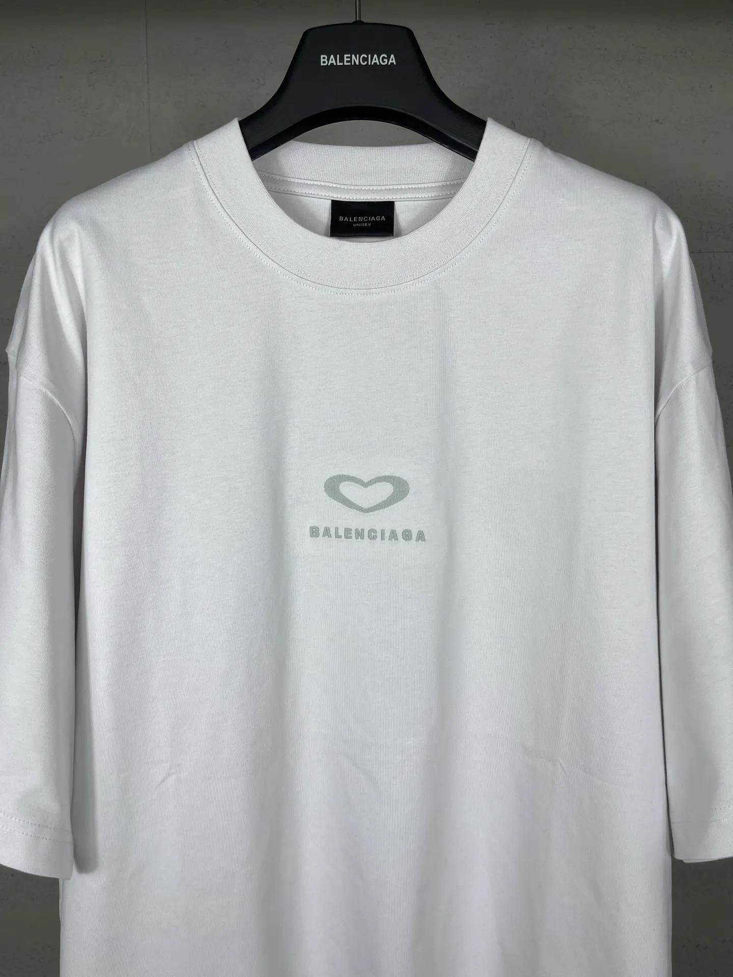 🅿️186 real photos [Top version. Official website quality] BALENCI*GA/Paris. SS25 latest model, Paris Chinese Valentine's Day limited edition, short-sleeved T-shirt with love LOGO embroidery on the front and love LOGO printing on the back. Brick cabinet synchronization. Genuine product developed at the first time, welcome to compare! The fabric is made of Paris ZP custom-woven and dyed cotton double yarn. Weighing 260 grams, the cloth surface is clean. The cloth pattern is clear, soft and comfortable. The threads are dyed with no color difference. The embroidery is done using imported Tajima embroidery machines. The printing uses environmentally friendly imported rubber paddles. The letters are clear and the effect is three-dimensional. The version adopts OS loose shoulder design. Same style for men and women. Code: BL253721 Color: black, red, pink, off-white Size: XS S M L