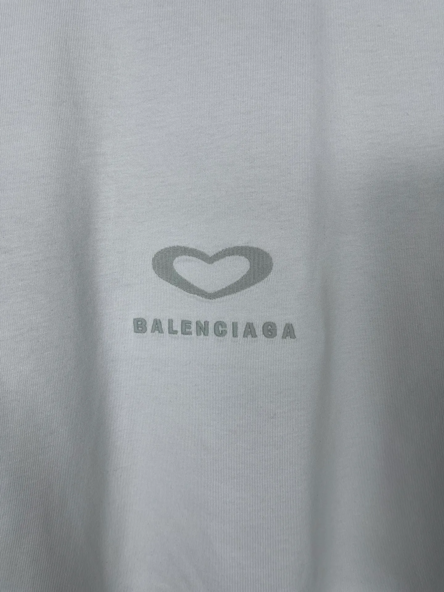 🅿️186 real photos [Top version. Official website quality] BALENCI*GA/Paris. SS25 latest model, Paris Chinese Valentine's Day limited edition, short-sleeved T-shirt with love LOGO embroidery on the front and love LOGO printing on the back. Brick cabinet synchronization. Genuine product developed at the first time, welcome to compare! The fabric is made of Paris ZP custom-woven and dyed cotton double yarn. Weighing 260 grams, the cloth surface is clean. The cloth pattern is clear, soft and comfortable. The threads are dyed with no color difference. The embroidery is done using imported Tajima embroidery machines. The printing uses environmentally friendly imported rubber paddles. The letters are clear and the effect is three-dimensional. The version adopts OS loose shoulder design. Same style for men and women. Code: BL253721 Color: black, red, pink, off-white Size: XS S M L