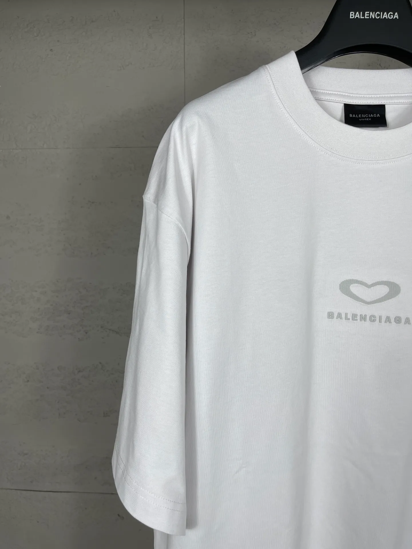 🅿️186 real photos [Top version. Official website quality] BALENCI*GA/Paris. SS25 latest model, Paris Chinese Valentine's Day limited edition, short-sleeved T-shirt with love LOGO embroidery on the front and love LOGO printing on the back. Brick cabinet synchronization. Genuine product developed at the first time, welcome to compare! The fabric is made of Paris ZP custom-woven and dyed cotton double yarn. Weighing 260 grams, the cloth surface is clean. The cloth pattern is clear, soft and comfortable. The threads are dyed with no color difference. The embroidery is done using imported Tajima embroidery machines. The printing uses environmentally friendly imported rubber paddles. The letters are clear and the effect is three-dimensional. The version adopts OS loose shoulder design. Same style for men and women. Code: BL253721 Color: black, red, pink, off-white Size: XS S M L