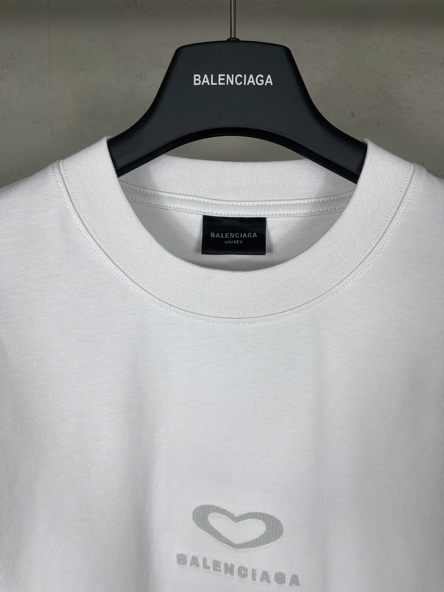 🅿️186 real photos [Top version. Official website quality] BALENCI*GA/Paris. SS25 latest model, Paris Chinese Valentine's Day limited edition, short-sleeved T-shirt with love LOGO embroidery on the front and love LOGO printing on the back. Brick cabinet synchronization. Genuine product developed at the first time, welcome to compare! The fabric is made of Paris ZP custom-woven and dyed cotton double yarn. Weighing 260 grams, the cloth surface is clean. The cloth pattern is clear, soft and comfortable. The threads are dyed with no color difference. The embroidery is done using imported Tajima embroidery machines. The printing uses environmentally friendly imported rubber paddles. The letters are clear and the effect is three-dimensional. The version adopts OS loose shoulder design. Same style for men and women. Code: BL253721 Color: black, red, pink, off-white Size: XS S M L