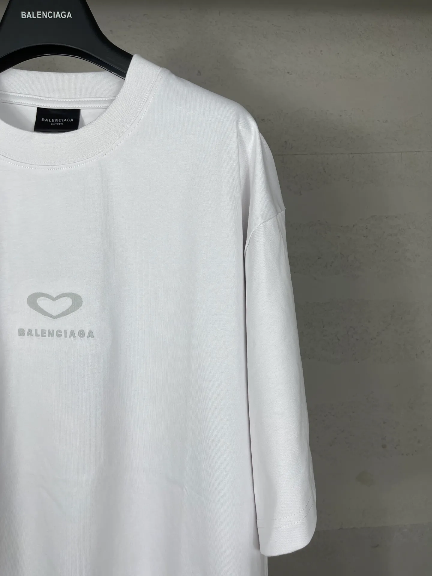 🅿️186 real photos [Top version. Official website quality] BALENCI*GA/Paris. SS25 latest model, Paris Chinese Valentine's Day limited edition, short-sleeved T-shirt with love LOGO embroidery on the front and love LOGO printing on the back. Brick cabinet synchronization. Genuine product developed at the first time, welcome to compare! The fabric is made of Paris ZP custom-woven and dyed cotton double yarn. Weighing 260 grams, the cloth surface is clean. The cloth pattern is clear, soft and comfortable. The threads are dyed with no color difference. The embroidery is done using imported Tajima embroidery machines. The printing uses environmentally friendly imported rubber paddles. The letters are clear and the effect is three-dimensional. The version adopts OS loose shoulder design. Same style for men and women. Code: BL253721 Color: black, red, pink, off-white Size: XS S M L