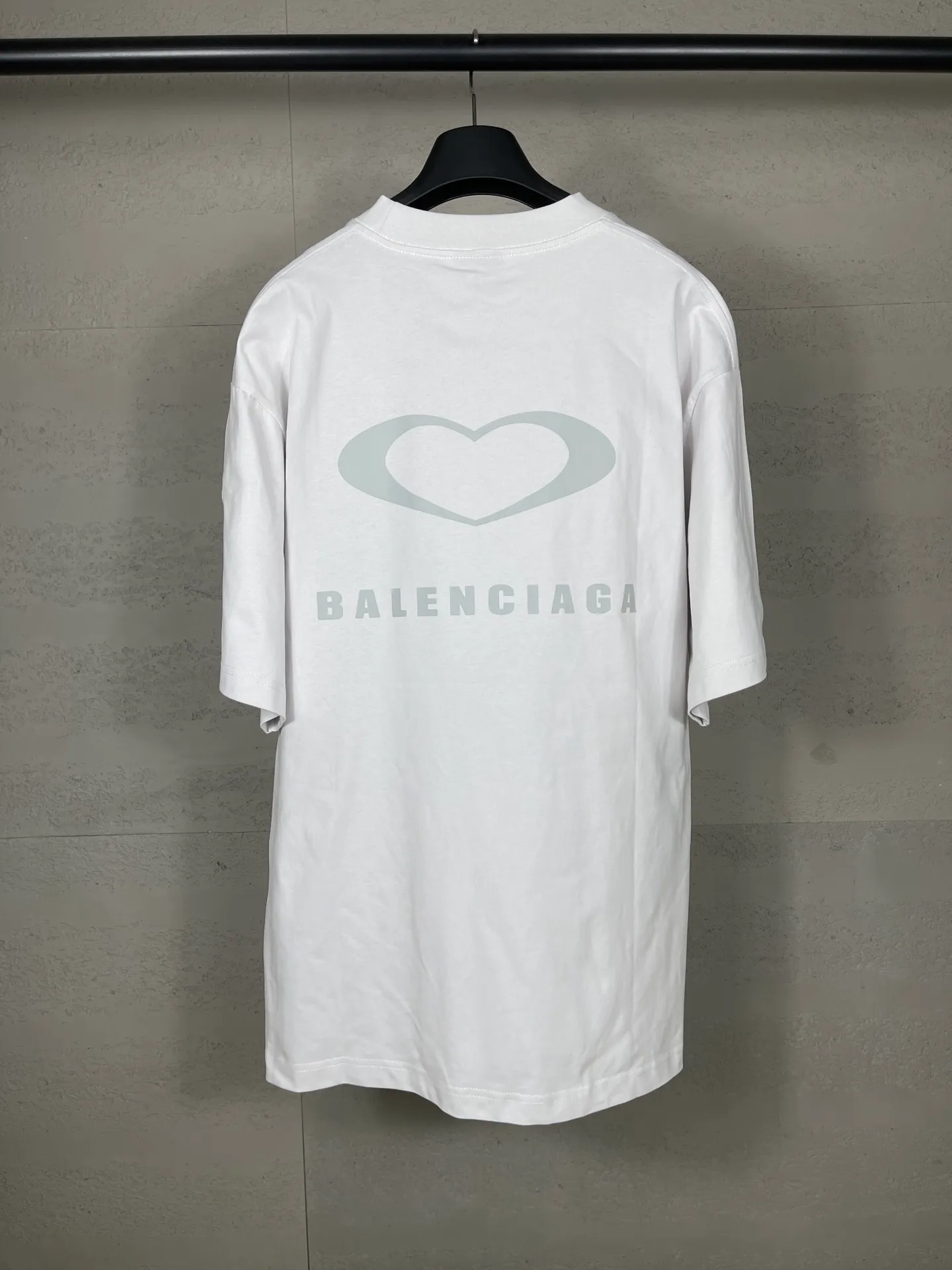 🅿️186 real photos [Top version. Official website quality] BALENCI*GA/Paris. SS25 latest model, Paris Chinese Valentine's Day limited edition, short-sleeved T-shirt with love LOGO embroidery on the front and love LOGO printing on the back. Brick cabinet synchronization. Genuine product developed at the first time, welcome to compare! The fabric is made of Paris ZP custom-woven and dyed cotton double yarn. Weighing 260 grams, the cloth surface is clean. The cloth pattern is clear, soft and comfortable. The threads are dyed with no color difference. The embroidery is done using imported Tajima embroidery machines. The printing uses environmentally friendly imported rubber paddles. The letters are clear and the effect is three-dimensional. The version adopts OS loose shoulder design. Same style for men and women. Code: BL253721 Color: black, red, pink, off-white Size: XS S M L