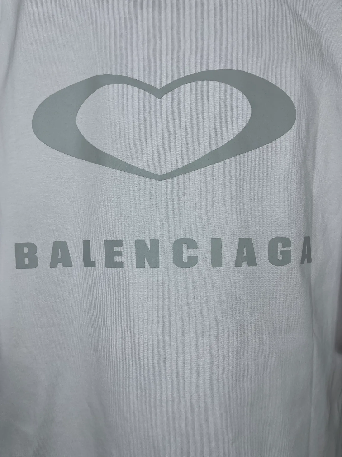 🅿️186 real photos [Top version. Official website quality] BALENCI*GA/Paris. SS25 latest model, Paris Chinese Valentine's Day limited edition, short-sleeved T-shirt with love LOGO embroidery on the front and love LOGO printing on the back. Brick cabinet synchronization. Genuine product developed at the first time, welcome to compare! The fabric is made of Paris ZP custom-woven and dyed cotton double yarn. Weighing 260 grams, the cloth surface is clean. The cloth pattern is clear, soft and comfortable. The threads are dyed with no color difference. The embroidery is done using imported Tajima embroidery machines. The printing uses environmentally friendly imported rubber paddles. The letters are clear and the effect is three-dimensional. The version adopts OS loose shoulder design. Same style for men and women. Code: BL253721 Color: black, red, pink, off-white Size: XS S M L