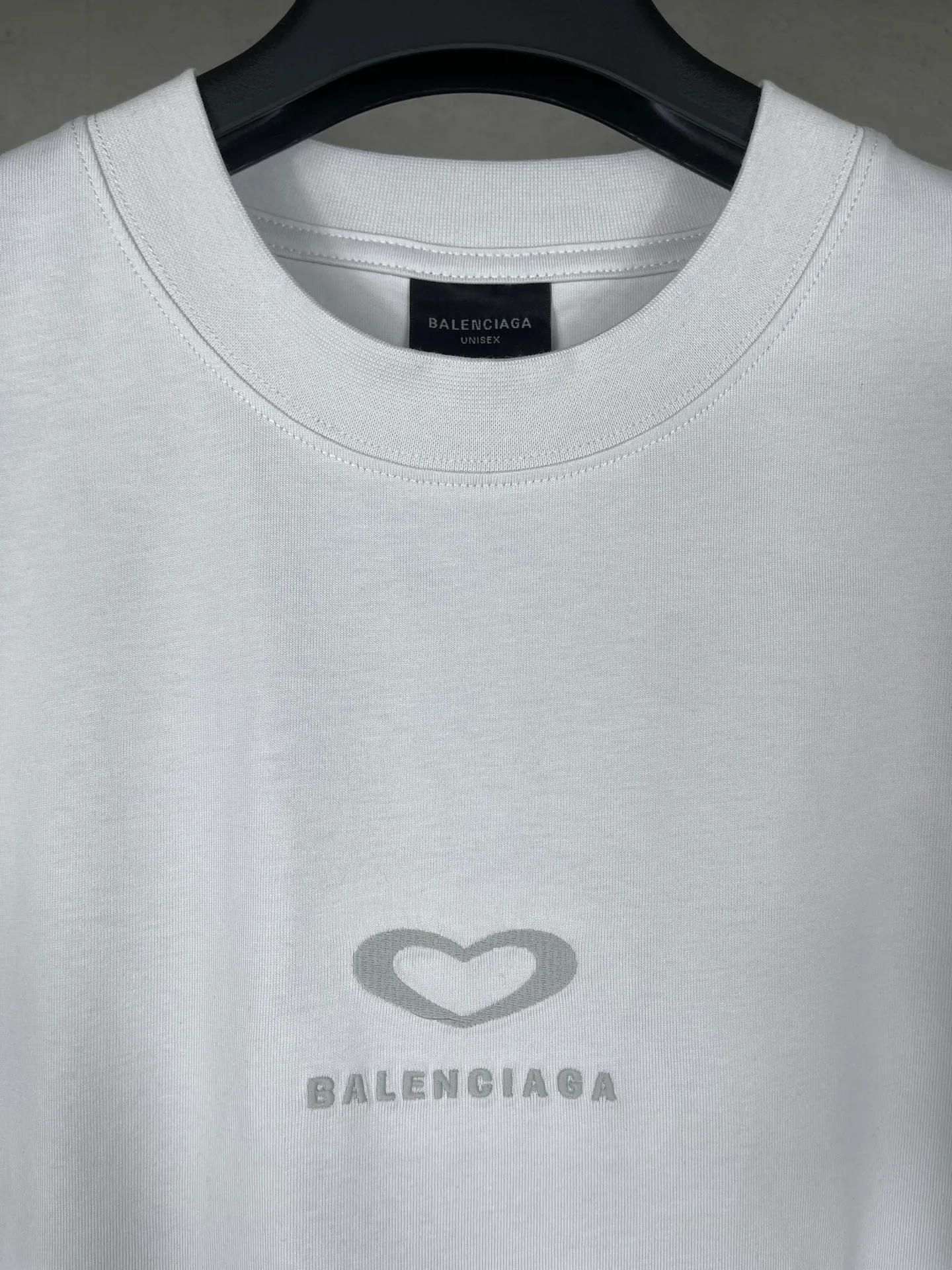 🅿️186 real photos [Top version. Official website quality] BALENCI*GA/Paris. SS25 latest model, Paris Chinese Valentine's Day limited edition, short-sleeved T-shirt with love LOGO embroidery on the front and love LOGO printing on the back. Brick cabinet synchronization. Genuine product developed at the first time, welcome to compare! The fabric is made of Paris ZP custom-woven and dyed cotton double yarn. Weighing 260 grams, the cloth surface is clean. The cloth pattern is clear, soft and comfortable. The threads are dyed with no color difference. The embroidery is done using imported Tajima embroidery machines. The printing uses environmentally friendly imported rubber paddles. The letters are clear and the effect is three-dimensional. The version adopts OS loose shoulder design. Same style for men and women. Code: BL253721 Color: black, red, pink, off-white Size: XS S M L