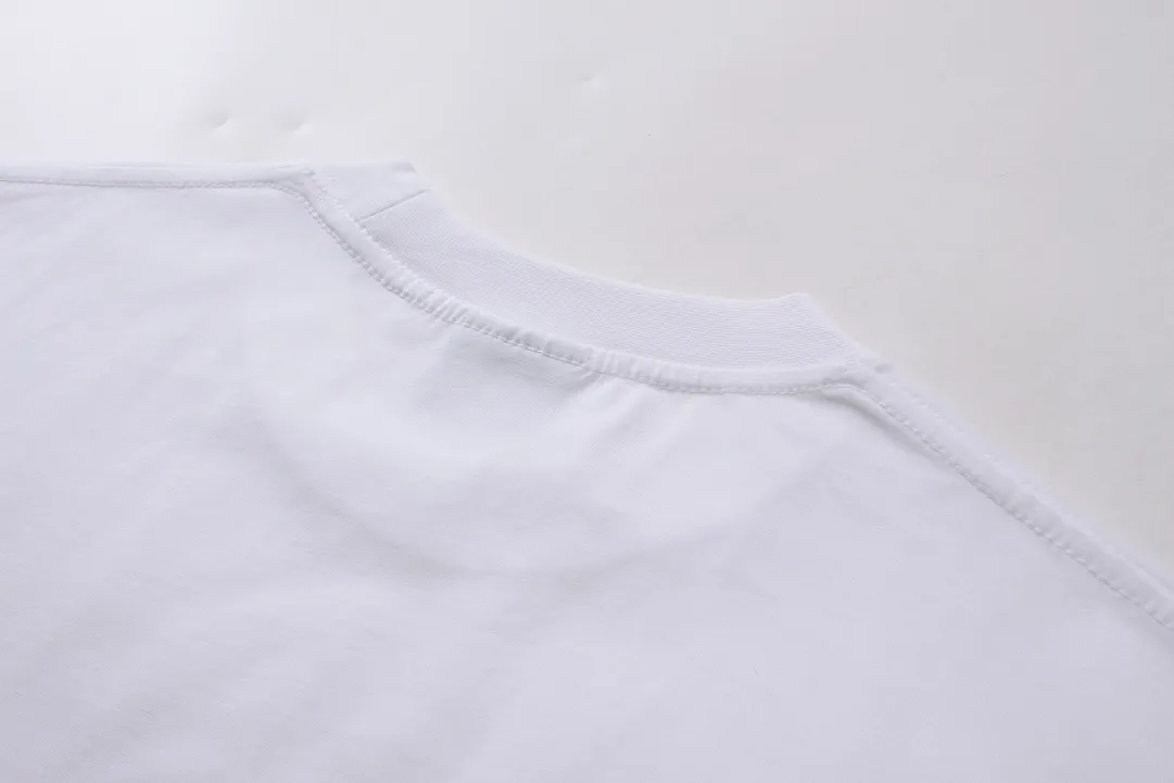 🅿️180 real photos [Top version. Official website quality] BALENCI*GA/Paris. SS24 latest model, front enjoy Paris art print short-sleeved T-shirt. Brick cabinet synchronization. Genuine product developed in the first time, happy to print and compare! The fabric is made of Paris ZP custom-woven and dyed cotton double yarn. Weighing 260 grams, the cloth surface is clean. The cloth pattern is clear, soft and comfortable. The threads are dyed with no color difference. The printing uses environmentally friendly imported materials. The letters are clear and the effect is three-dimensional. The version adopts OS loose shoulder design. Same style for men and women. Code: BL223370 Color: Lake blue, red, white Size: XS S M L